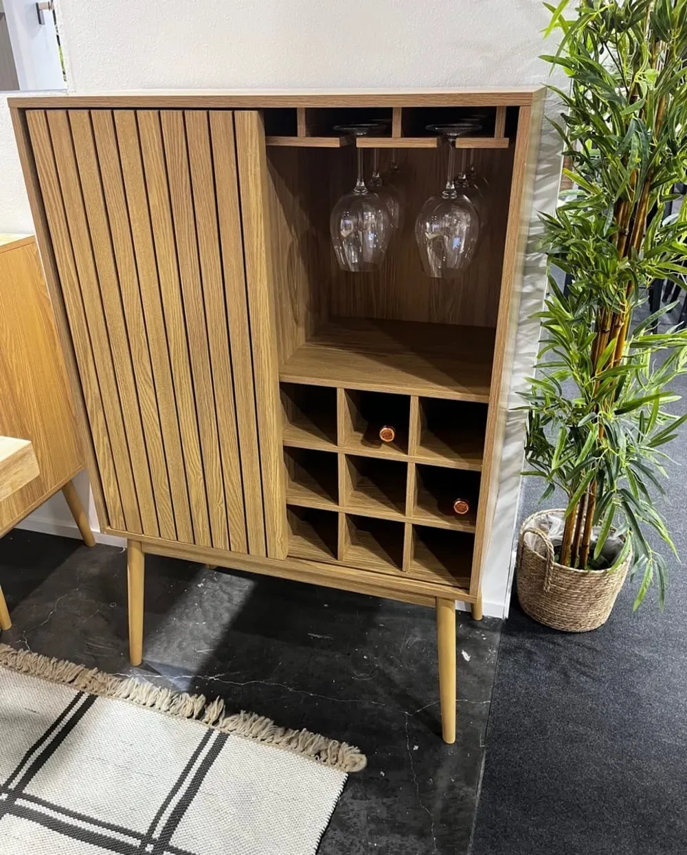 Illustration numéro 2 du produit Mini bar design en bois clair pour 12 bouteilles