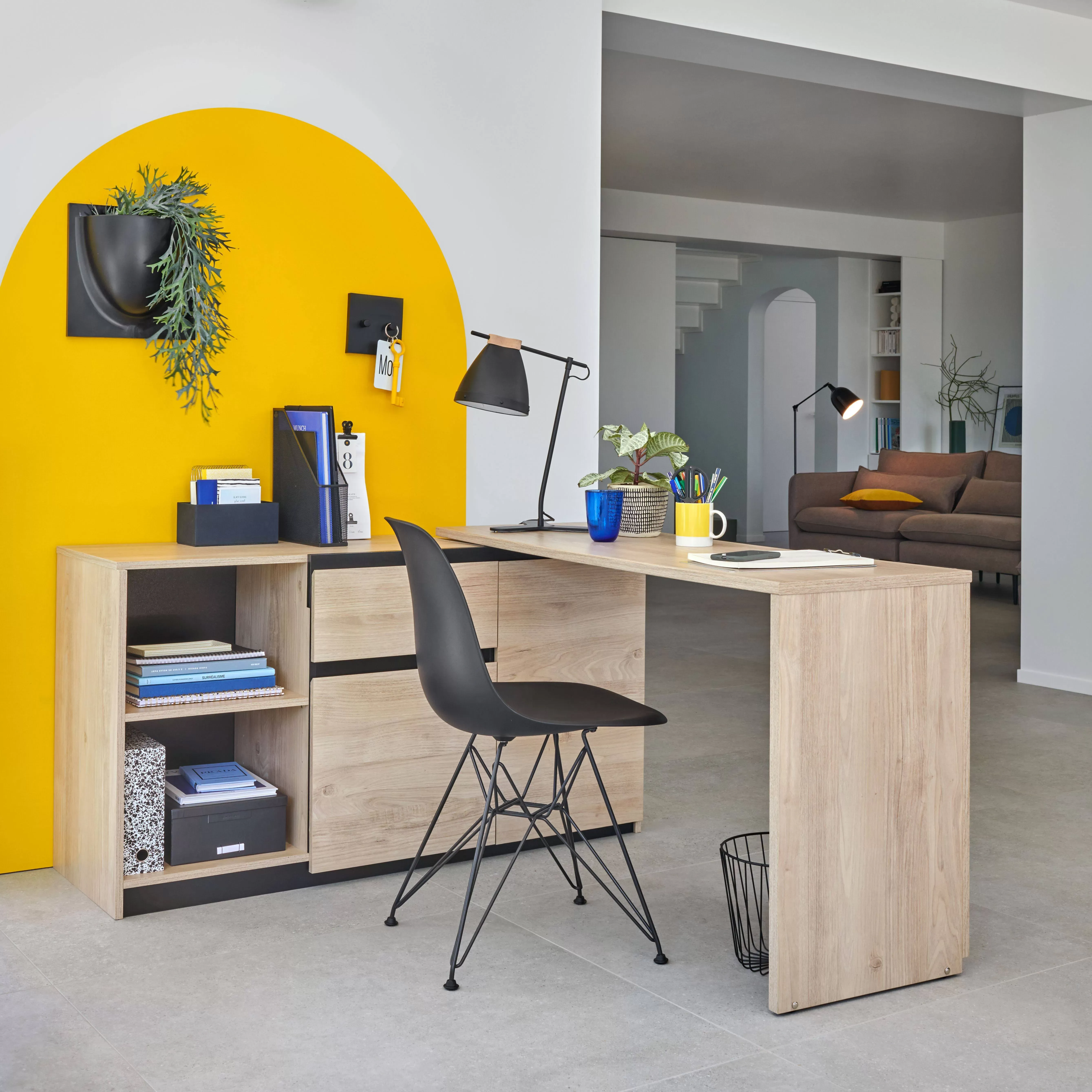 Illustration numéro 2 du produit Bureau avec rangement et plateau pivotant effet Bois clair et Noir