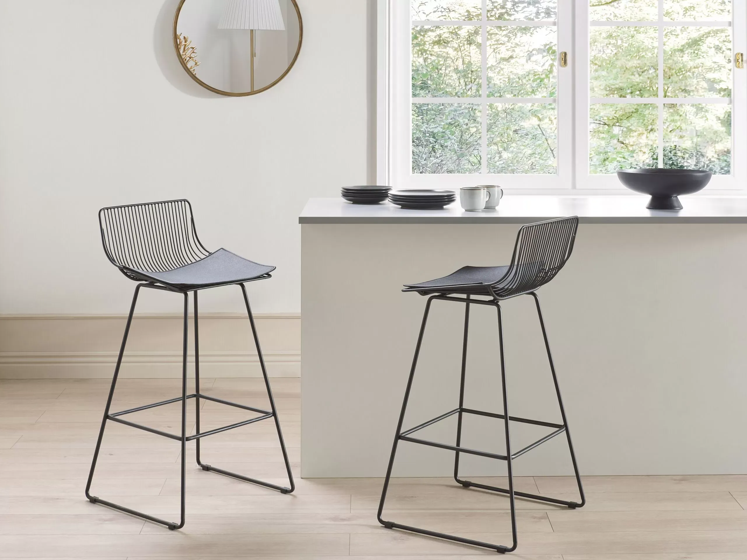 Illustration numéro 2 du produit Lot de 2 chaises de bar métal noir