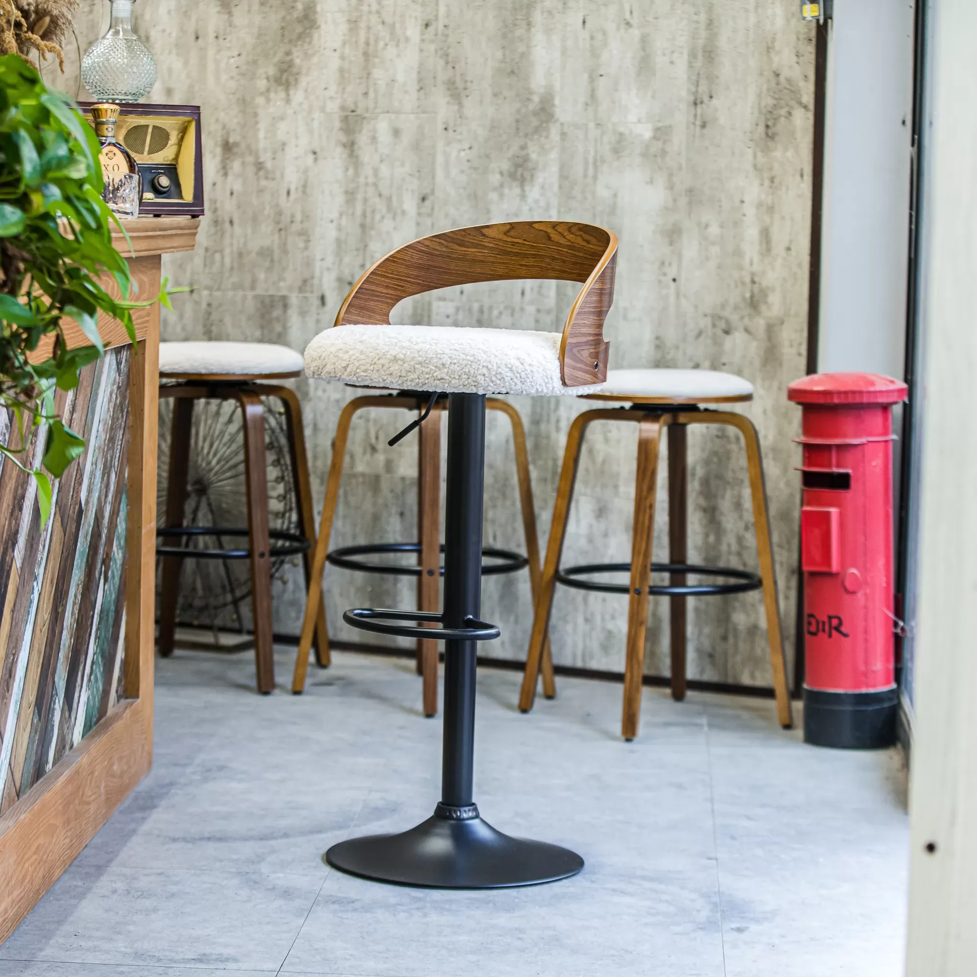 Illustration numéro 2 du produit Lot de 2 tabourets de bar en frêne et bouclettes blanches