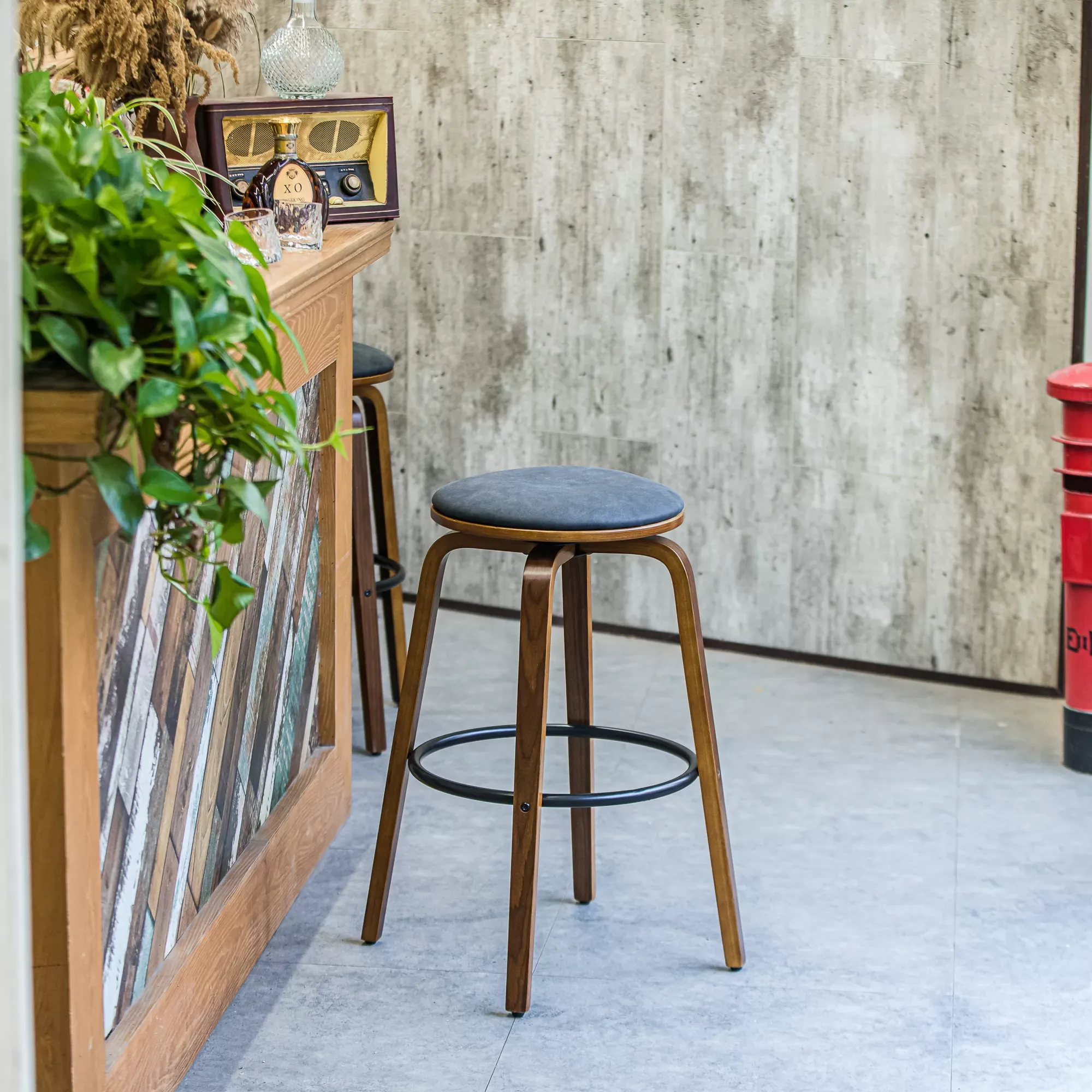 Illustration numéro 2 du produit Lot de 2 tabourets de bar en frêne et simili cuir
