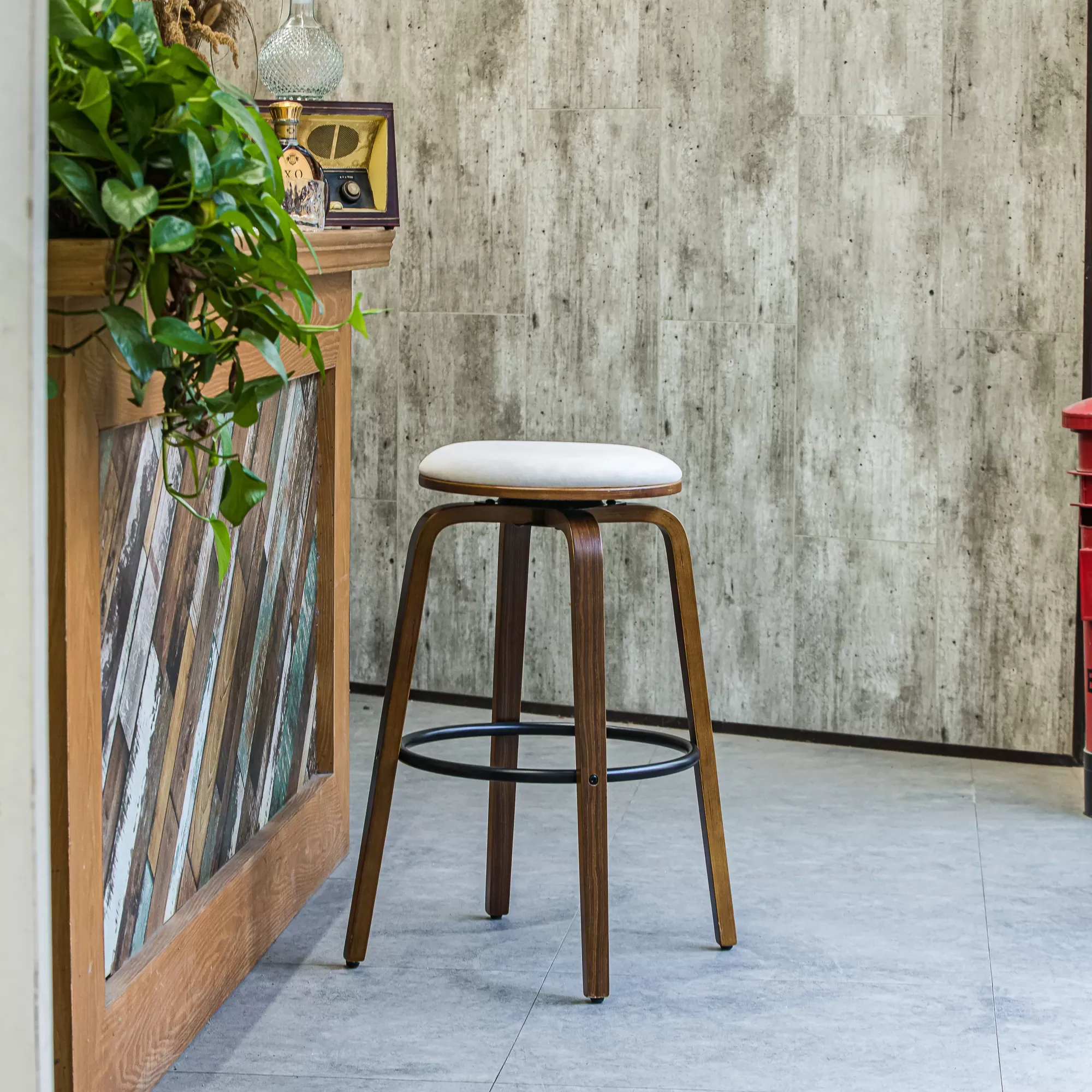 Illustration numéro 2 du produit Lot de 2 tabourets de bar en frêne et velours beige