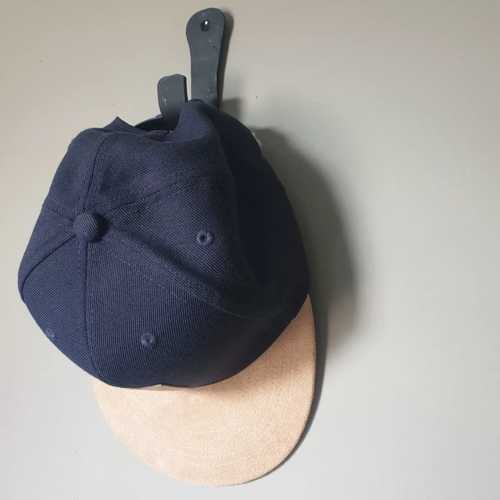 Illustration numéro 2 du produit Patère style industriel brut métal noir 10 cm