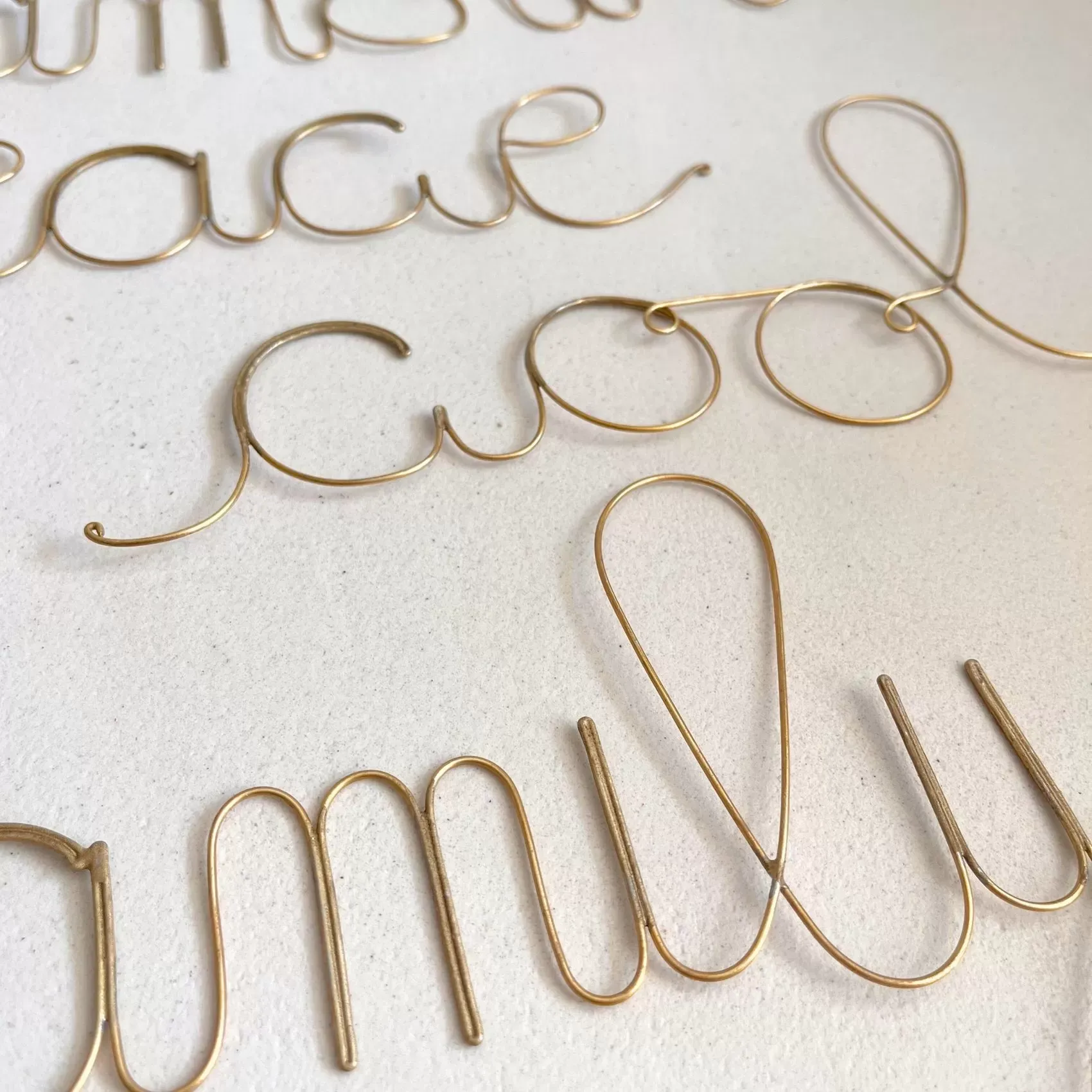 Illustration numéro 2 du produit Mot fil de laiton doré ''peace'' métal doré 0.5 x 25