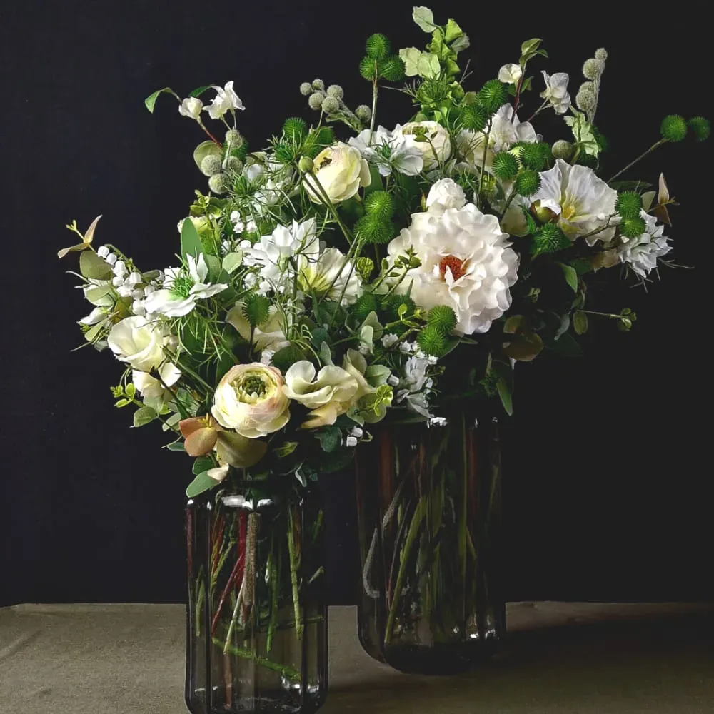 Illustration numéro 2 du produit Tige de renoncule avec bourgeon artificielle noire H56