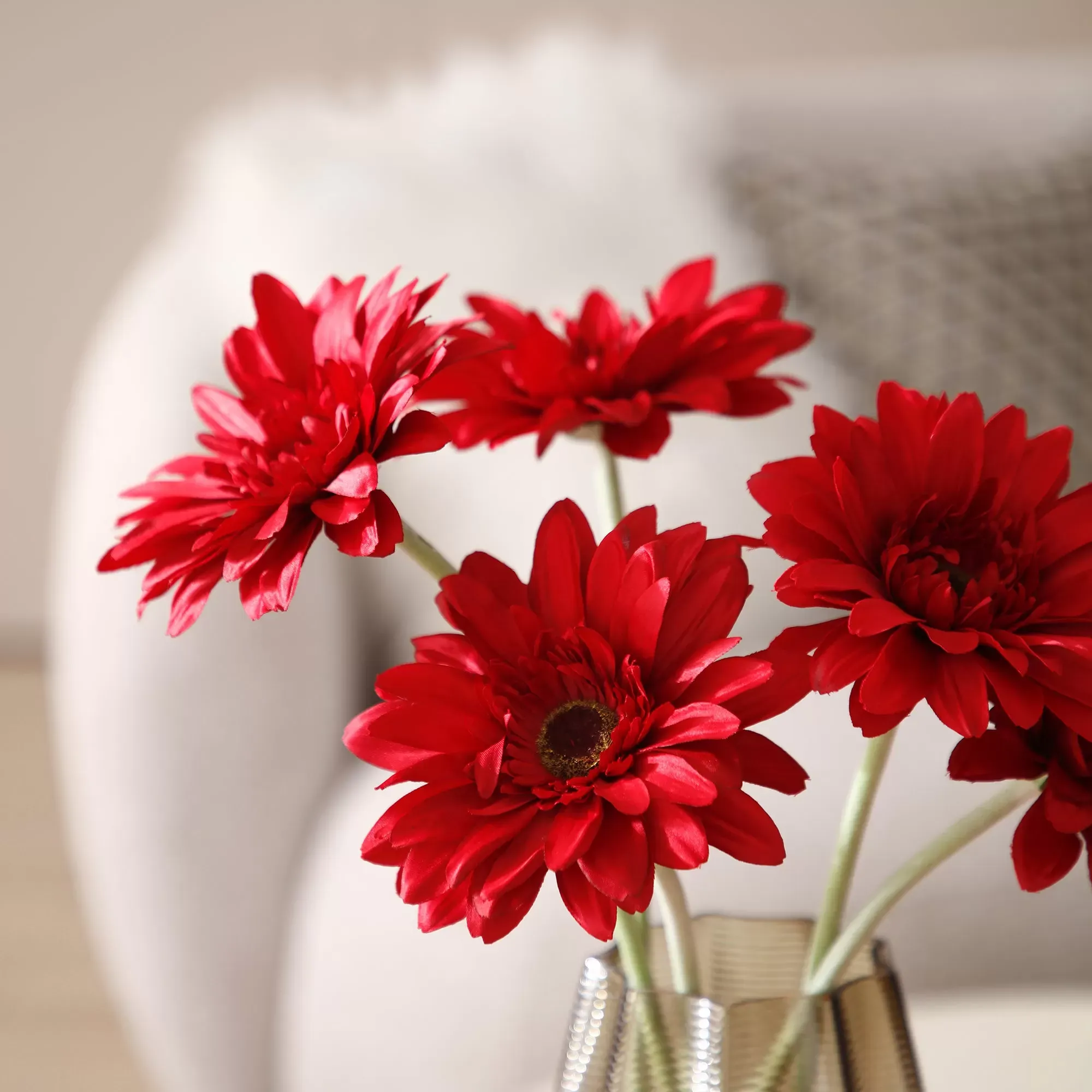 Illustration numéro 2 du produit Tige de gerbera artificielle rouge foncé H59