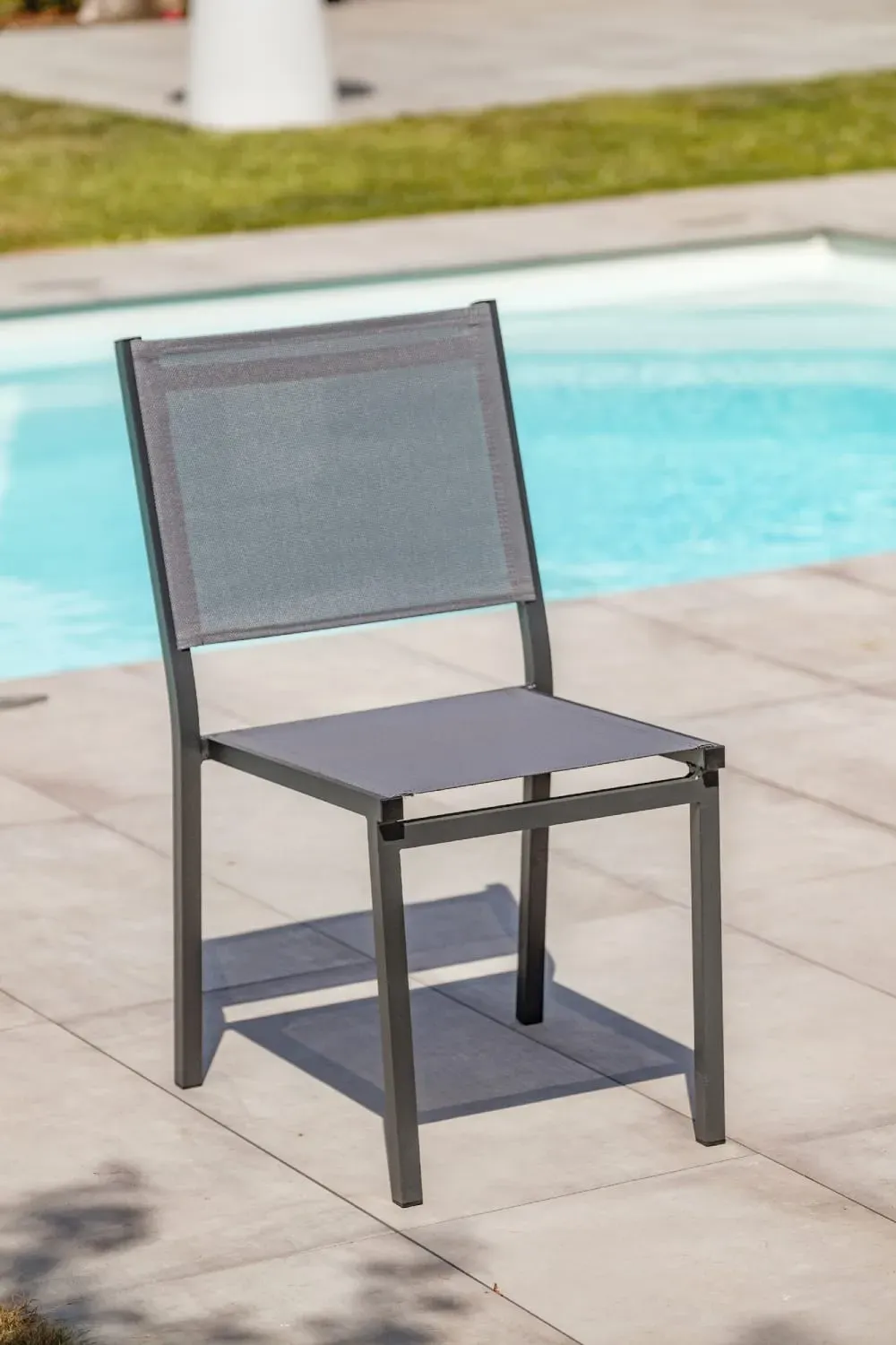 Illustration numéro 2 du produit Lot de 2 chaises de jardin en alu et toile plastifiéee