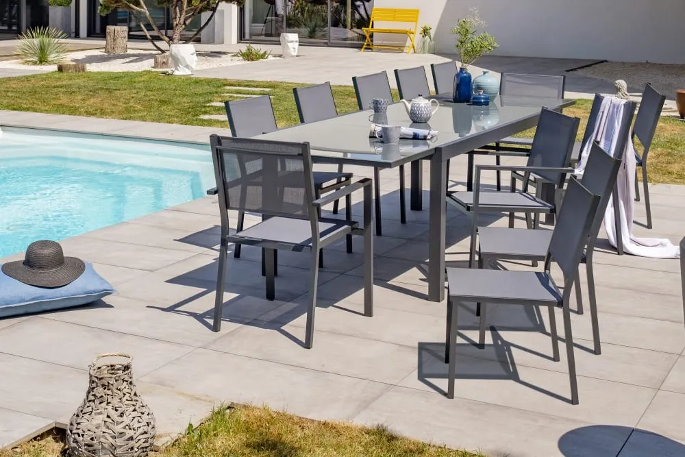 Illustration numéro 2 du produit Ensemble repas 12 places en aluminium et plateau verre