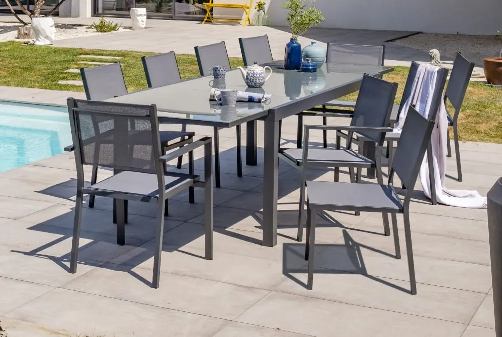 Illustration numéro 2 du produit Ensemble repas 10 places en aluminium et plateau verre