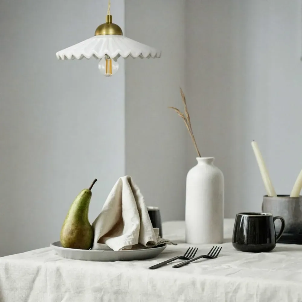 Illustration numéro 2 du produit Suspension en céramique avec son équipement en textile et métal blanc