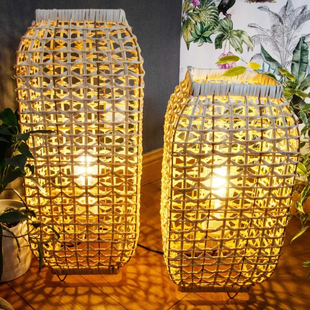 Illustration numéro 2 du produit Lampe en rotin tressé