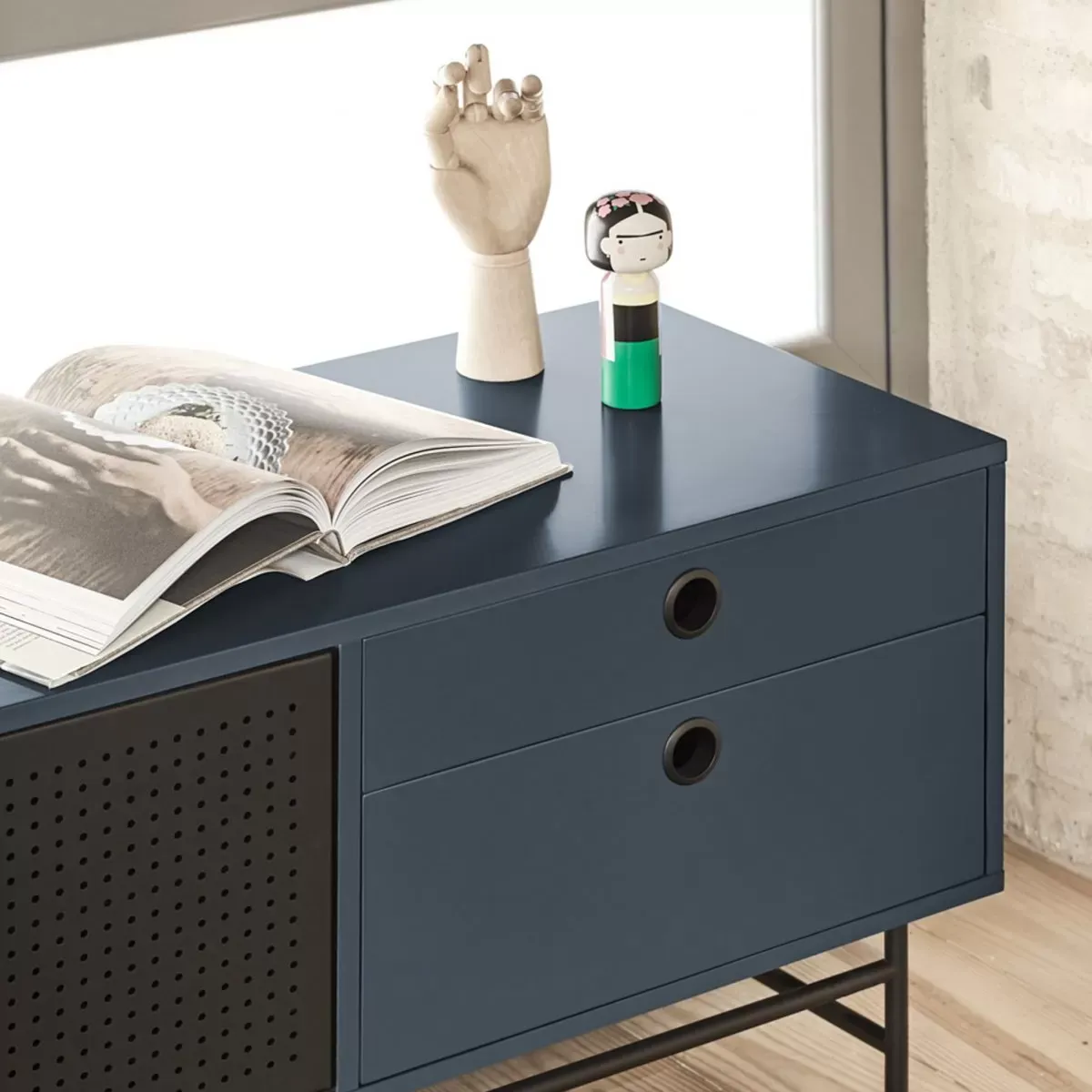 Illustration numéro 2 du produit Meuble TV design 180cm en bois et métal perforé bleu foncé