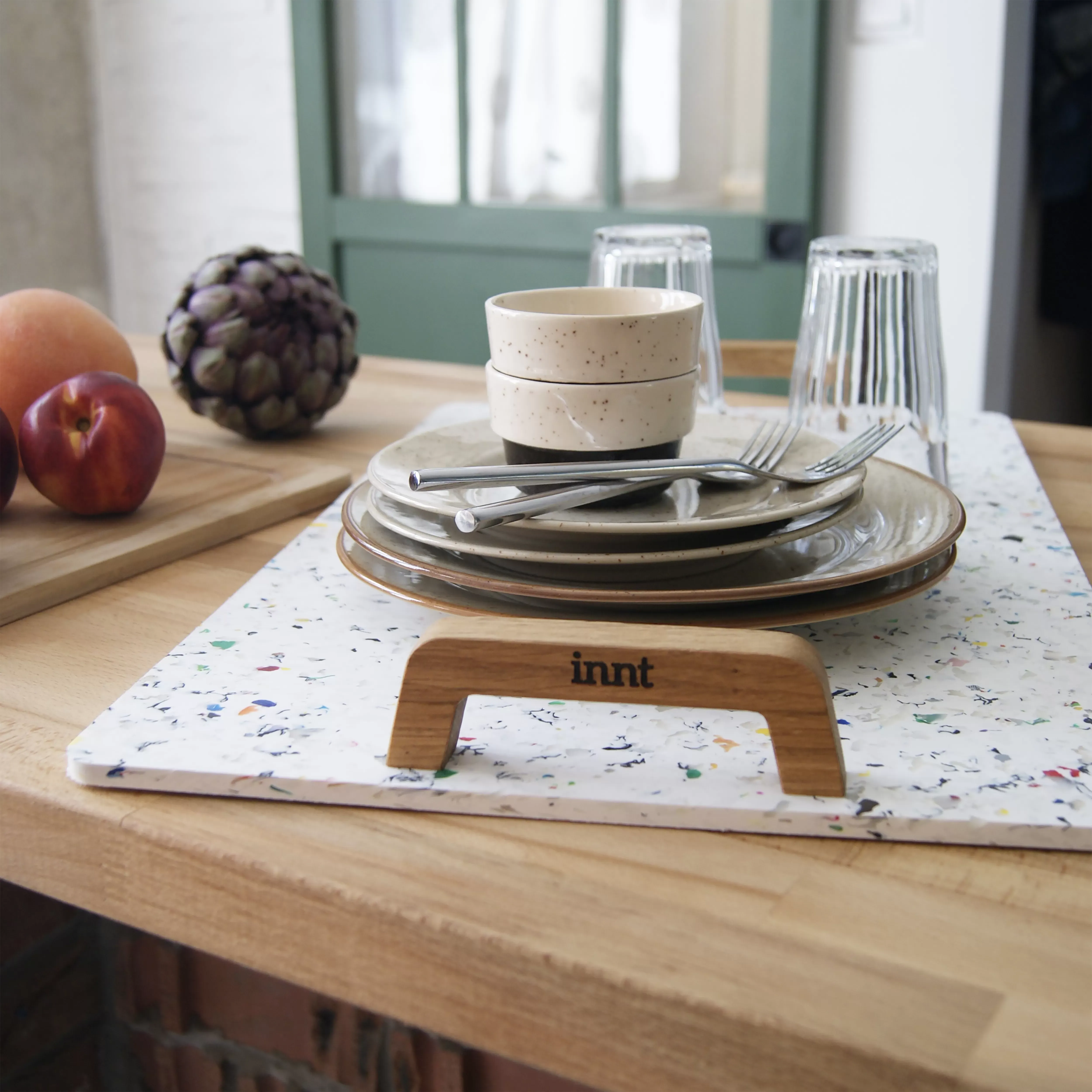 Illustration numéro 2 du produit Plateau en déchets de plastique et poignée en en bois 54x34x1cm