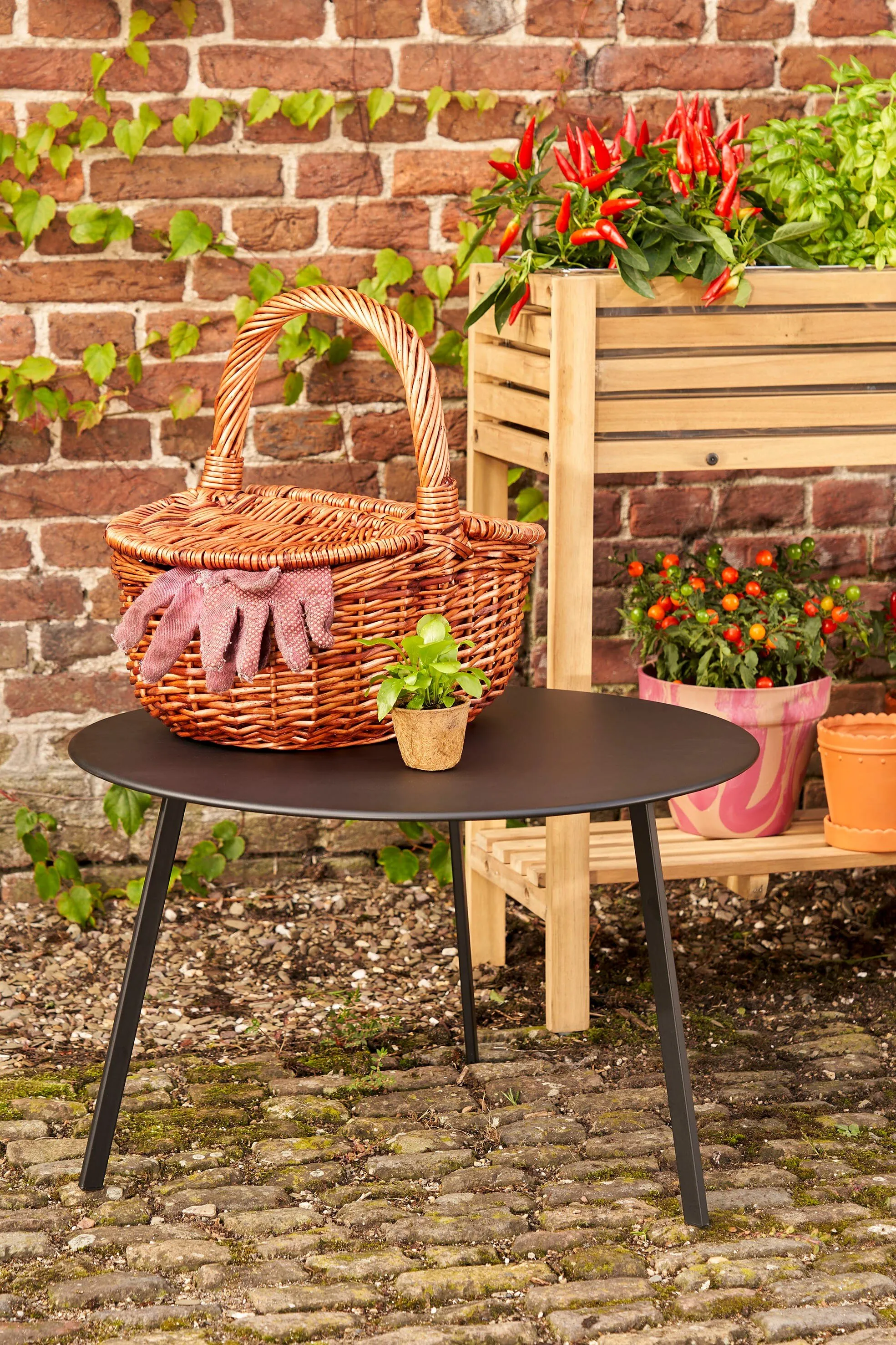 Illustration numéro 2 du produit Table d'appoint extérieure noir fer h38xl58xl58cm