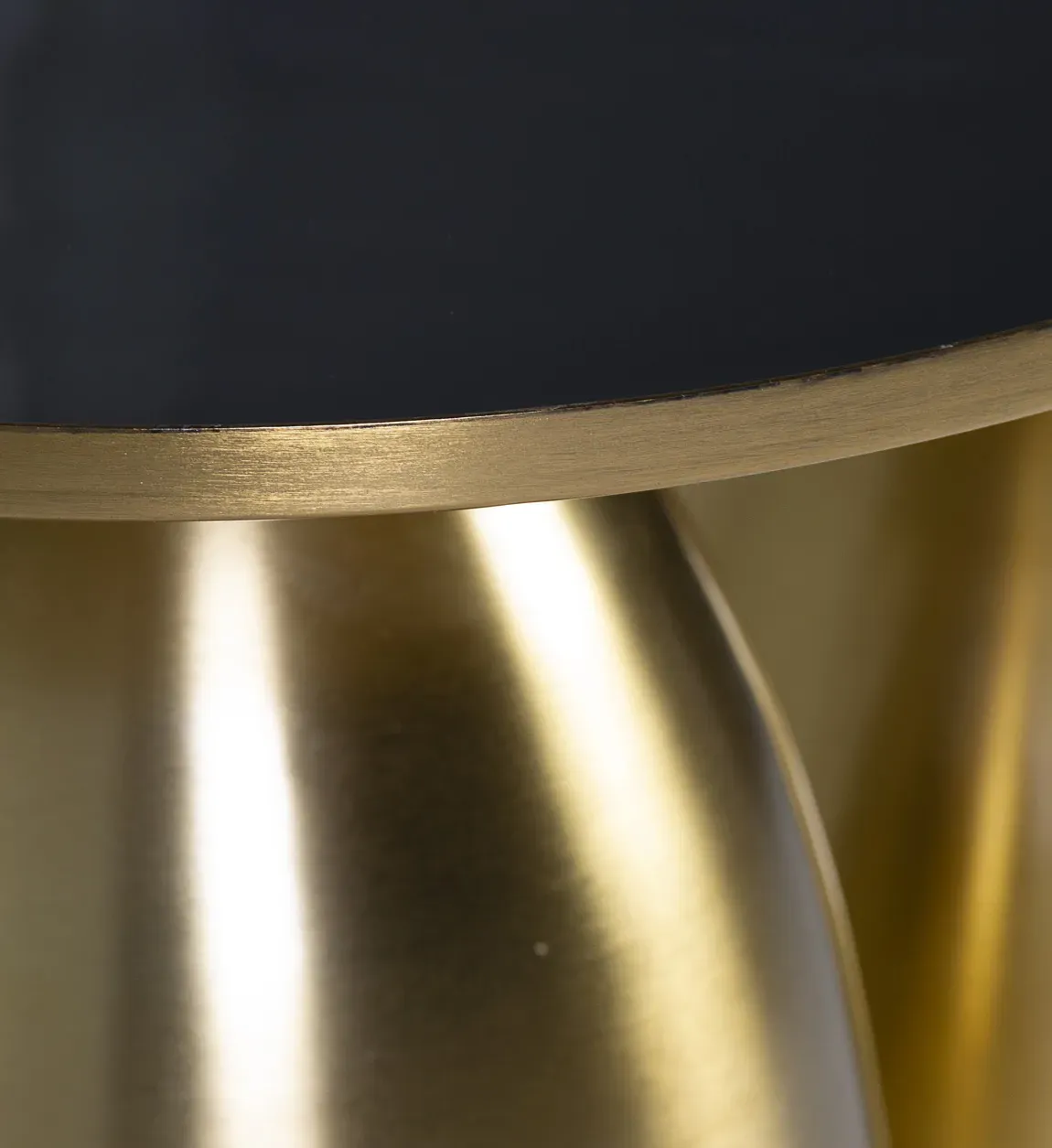 Illustration numéro 2 du produit Set de 2 tables d'appoint en fer doré