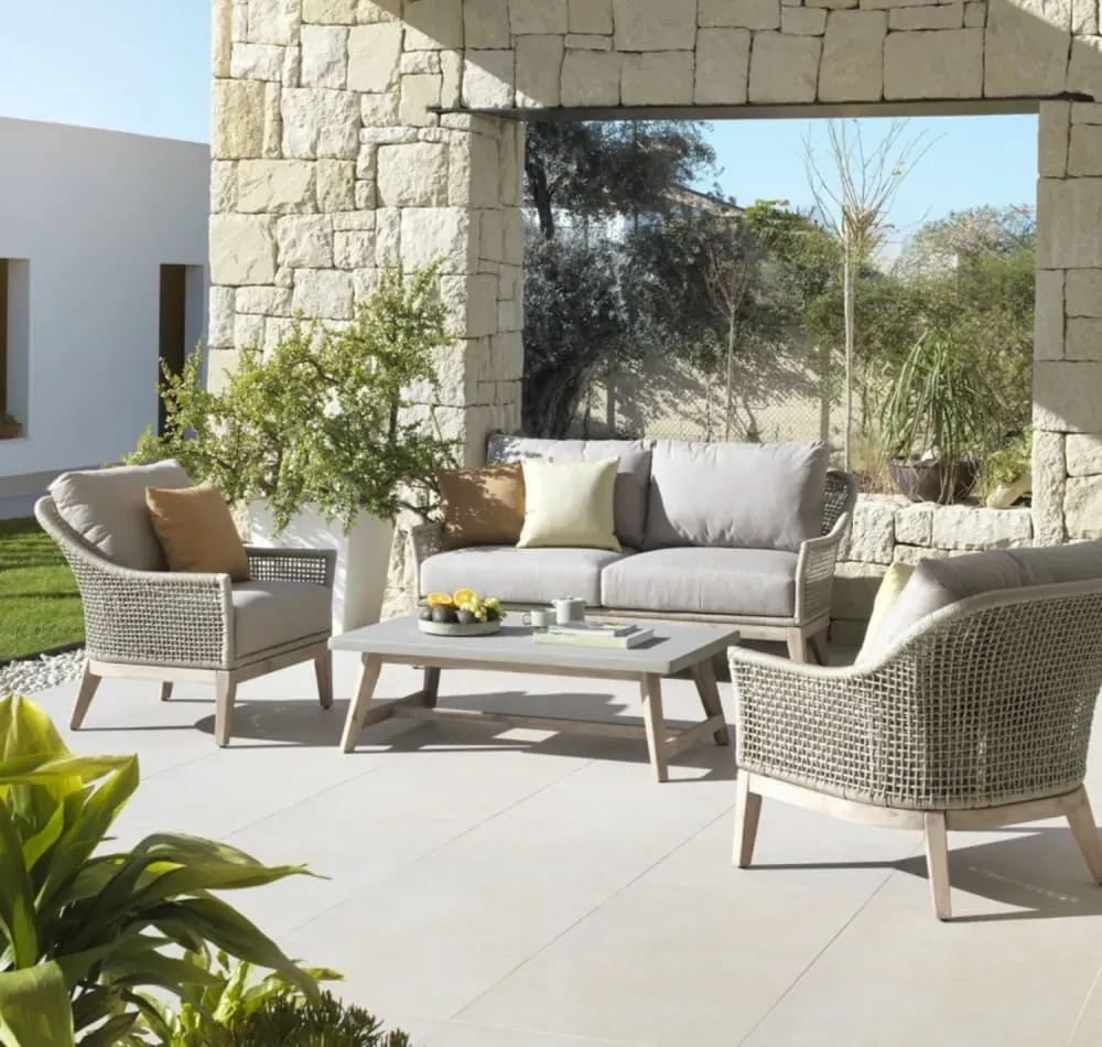 Illustration numéro 2 du produit Table basse en acacia avec plateau en ciment gris clair 70x120 cm