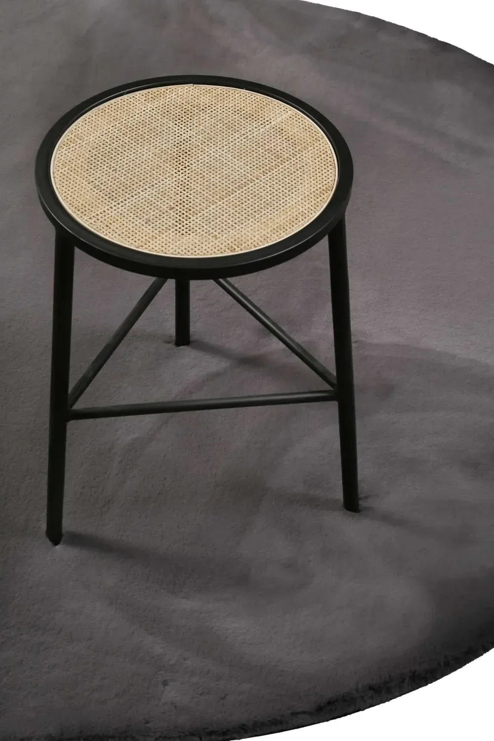 Illustration numéro 2 du produit Tapis effet peau de lapin doux tufté gris pour salon, chambre 150 rd.