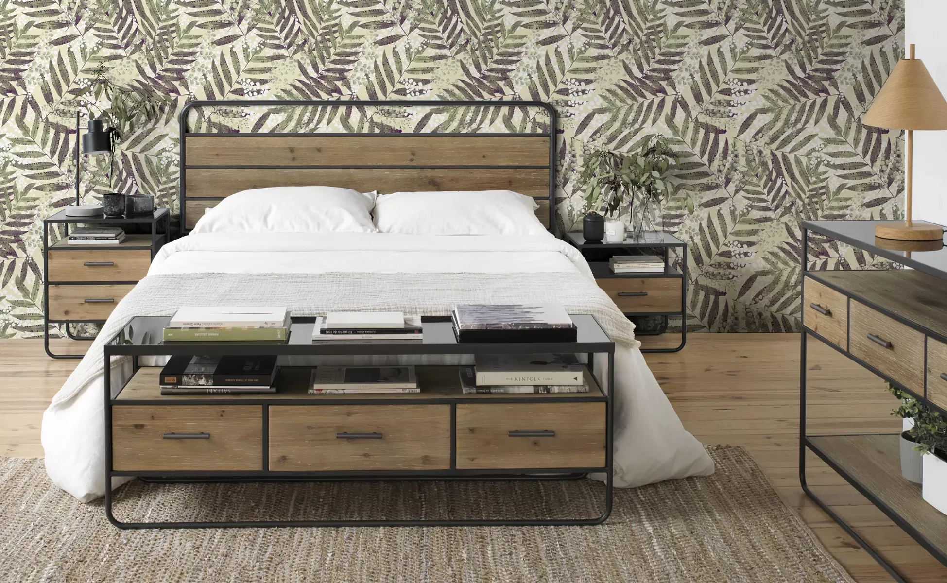 Illustration numéro 2 du produit Table de chevet 2 tiroirs en sapin et fer