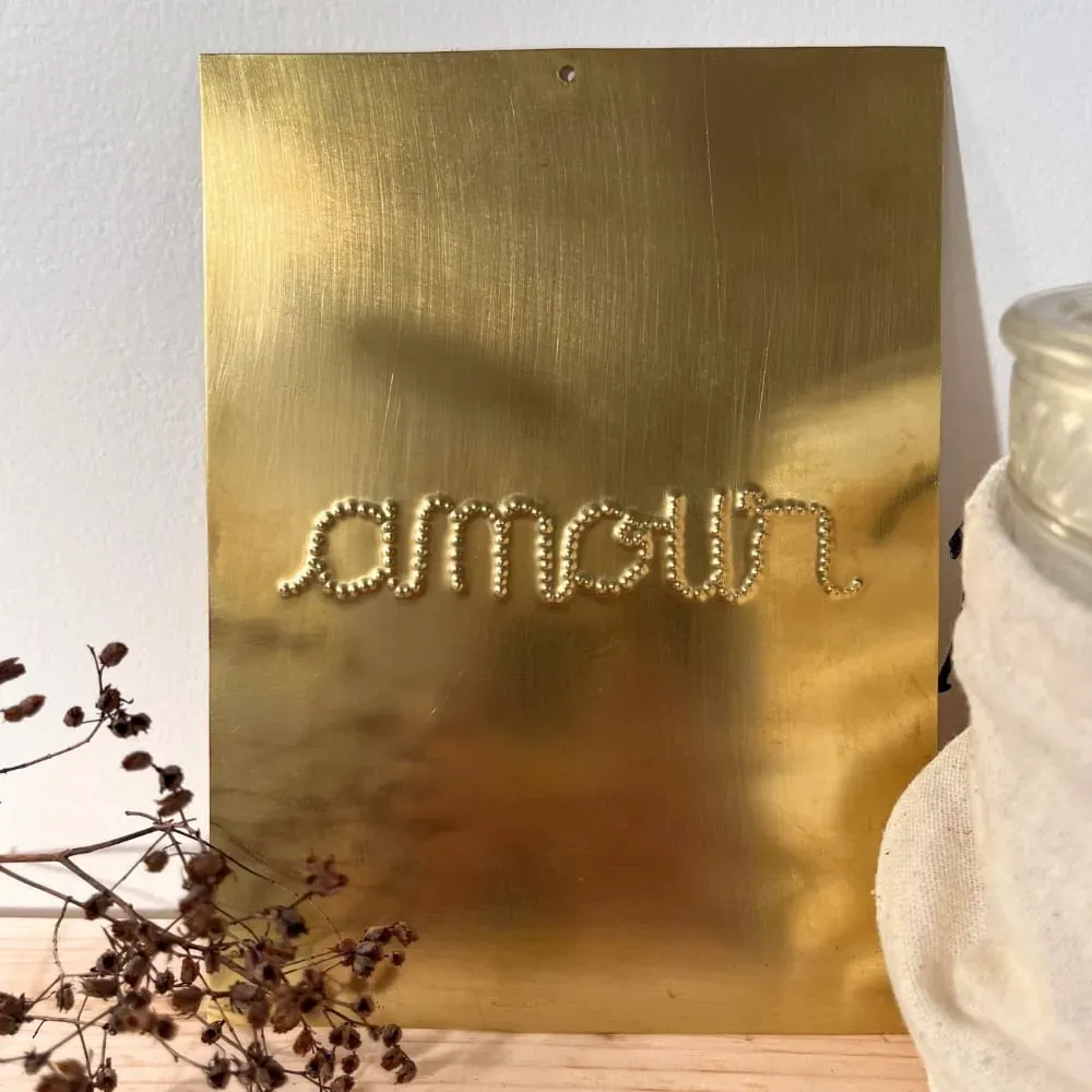 Illustration numéro 2 du produit Déco murale laiton martelé amour métal doré 20x15 cm