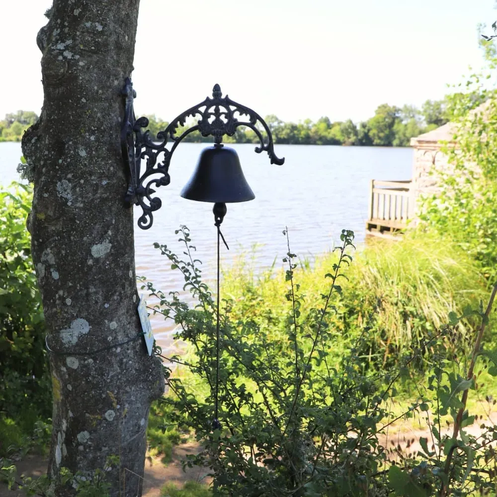 Illustration numéro 2 du produit Cloche de jardin de porte ancienne fonte noire 25 x 26 cm