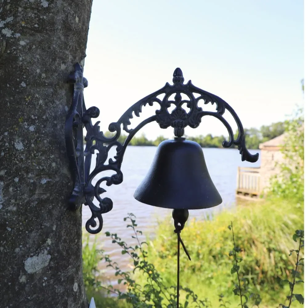 Illustration numéro 2 du produit Cloche de jardin de porte ancienne fonte noire 25 x 15 cm