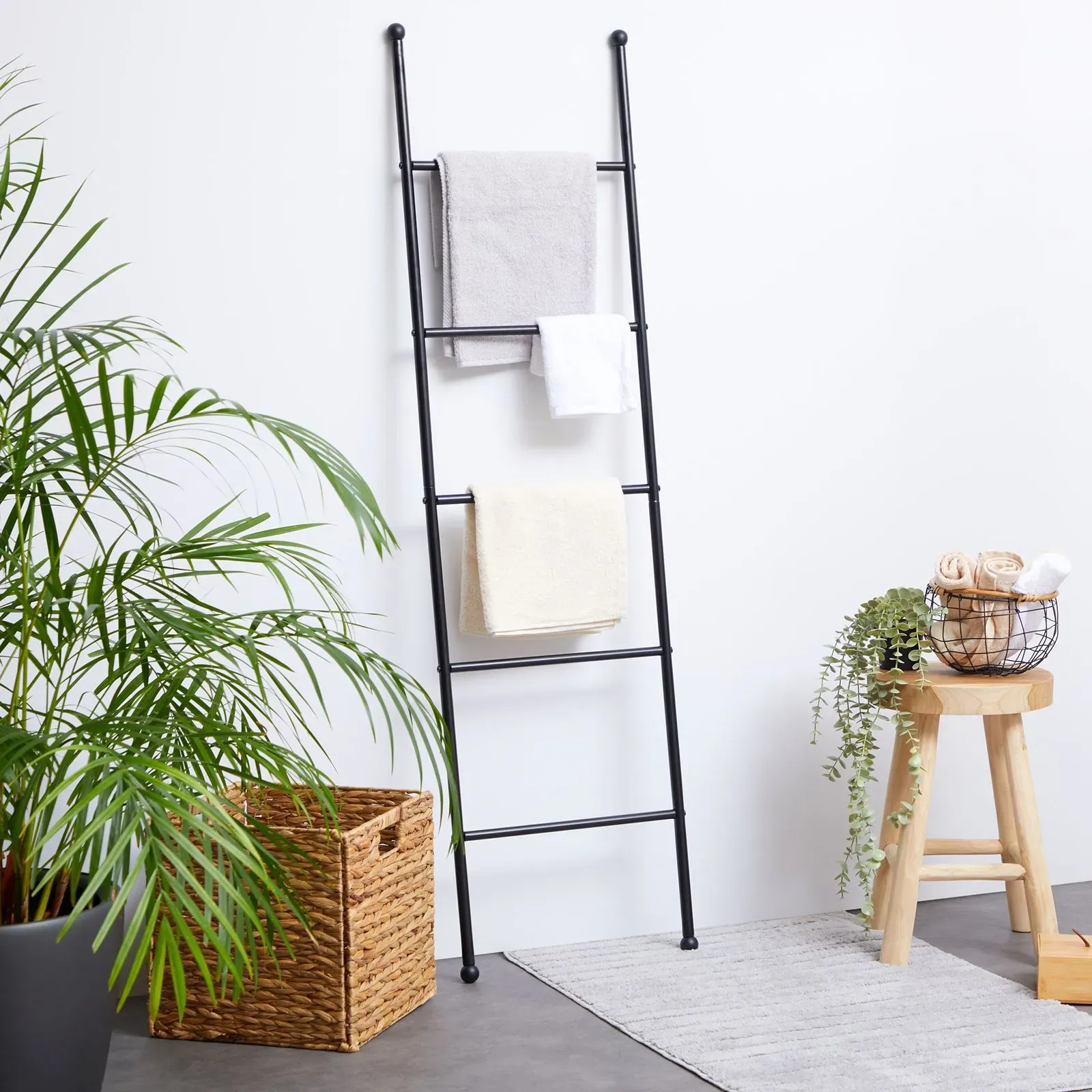 Illustration numéro 2 du produit Echelle porte-serviettes 5 barreaux en métal noir
