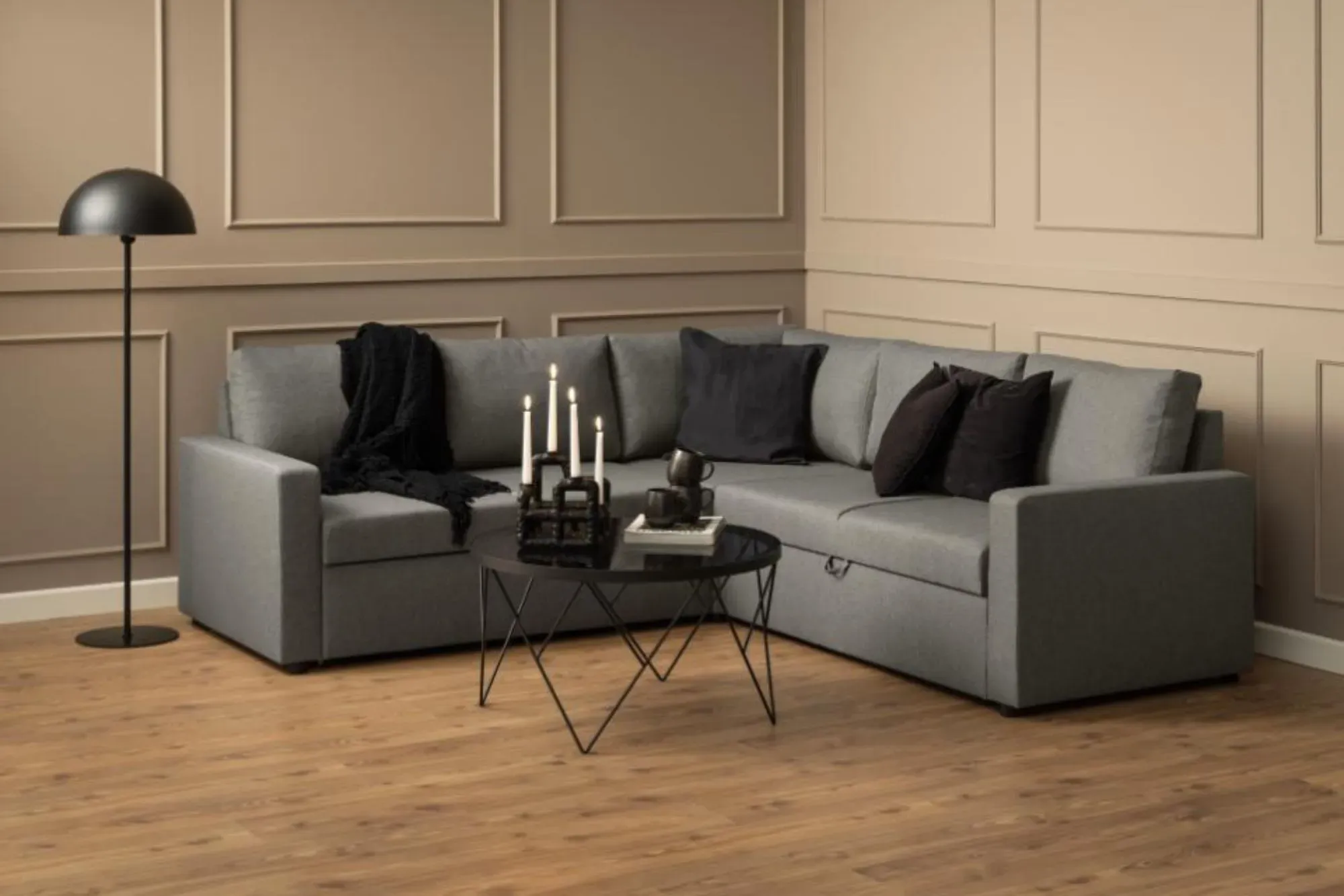 Illustration numéro 2 du produit Table basse ronde en verre fumé et métal noir D80