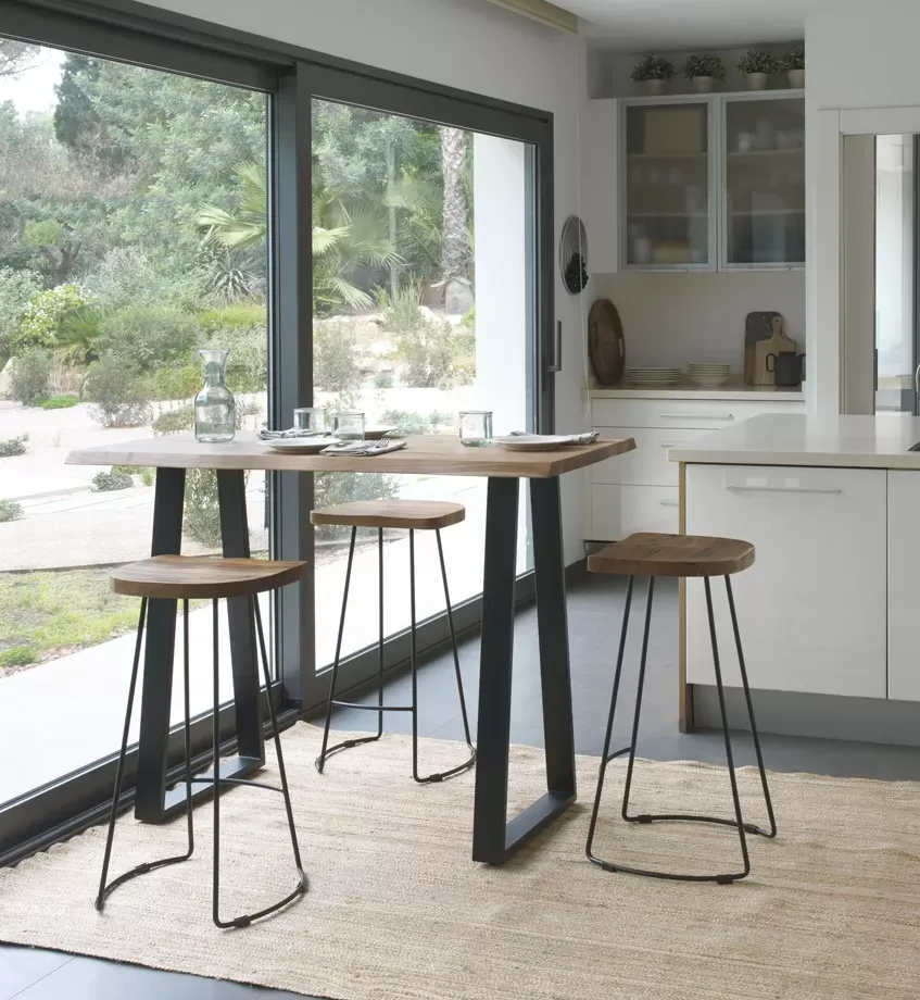 Illustration numéro 2 du produit Table de bar haute 130x70 en acacia massif avec pieds en métal noir