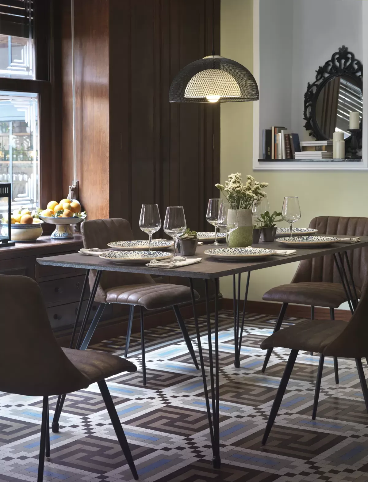 Illustration numéro 2 du produit Table en mélaminé effet rouille avec pieds en métal 160x90