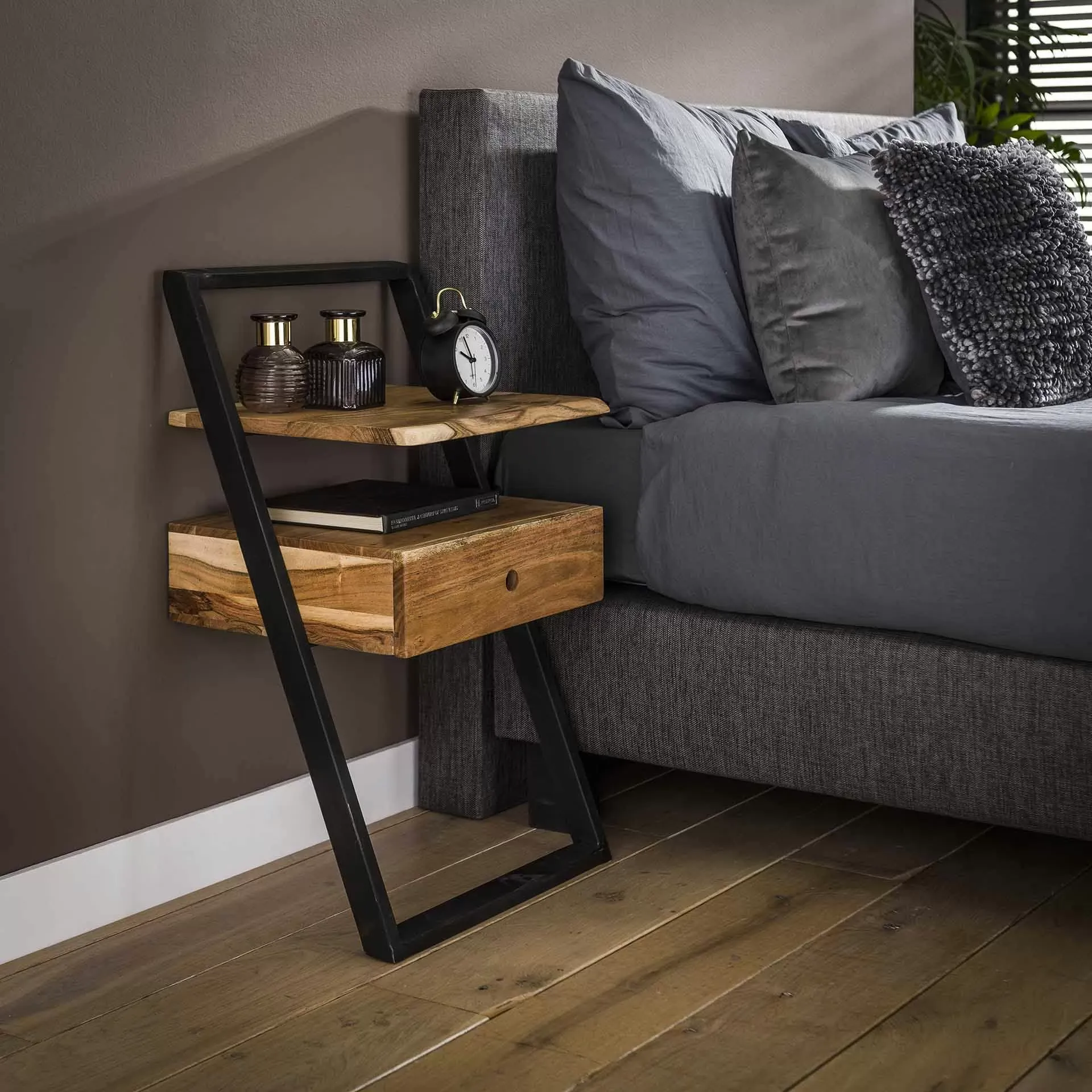 Illustration numéro 2 du produit Table de chevet 2 plateaux 1 tiroir en acacia massif