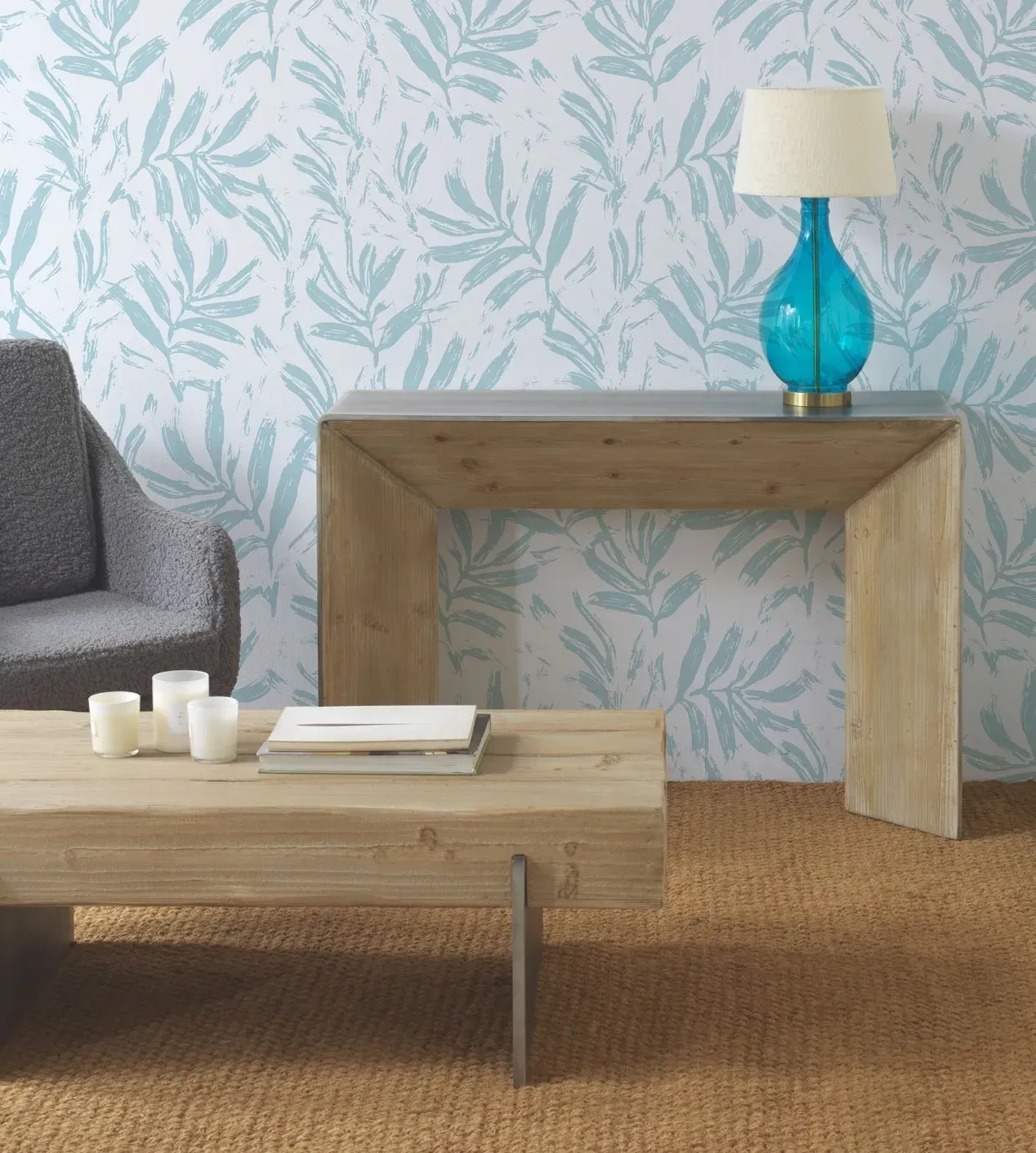 Illustration numéro 2 du produit Table basse plaquée en sapin avec pieds laqués en couleur métallique