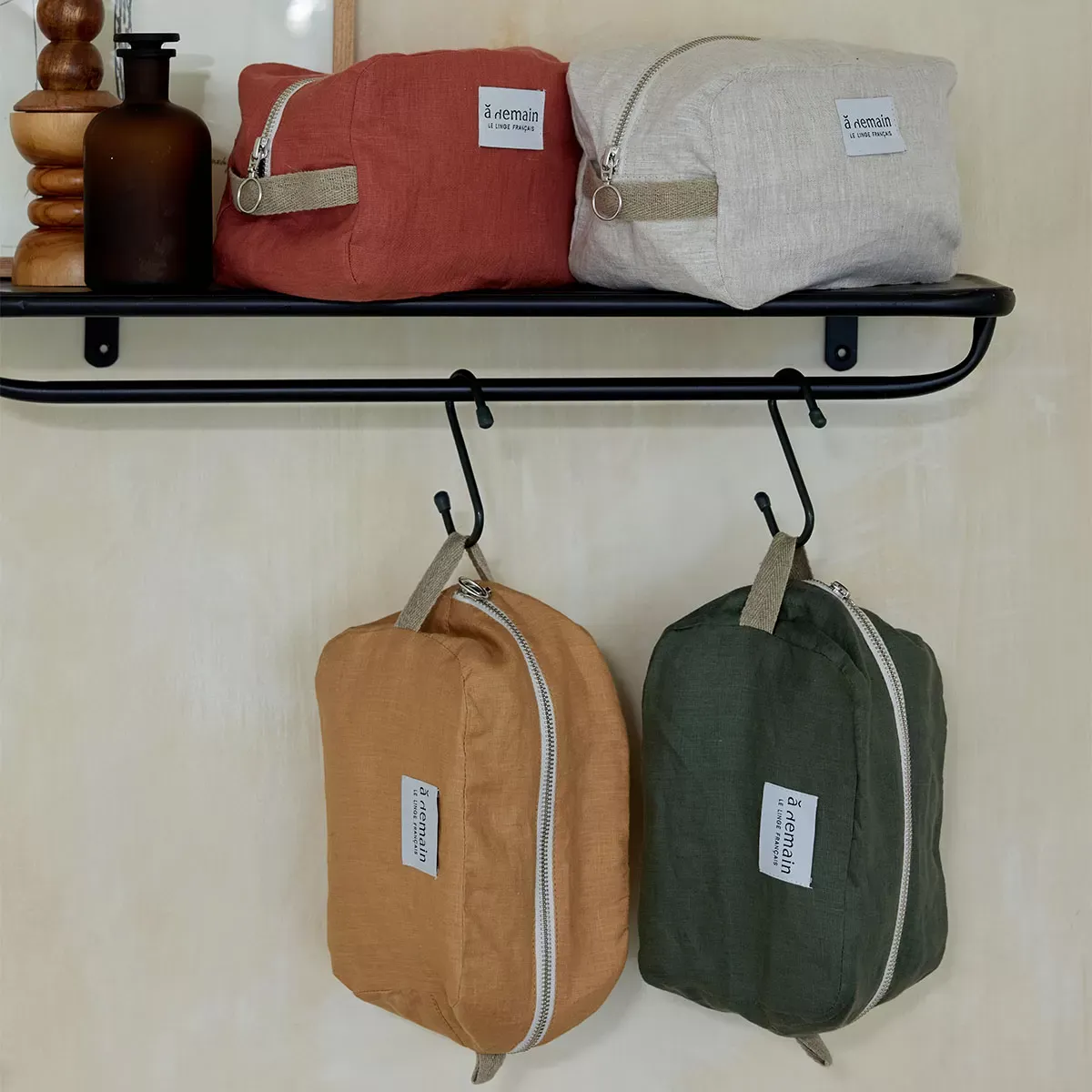 Illustration numéro 2 du produit Trousse de toilette uni en lin vert 18x11