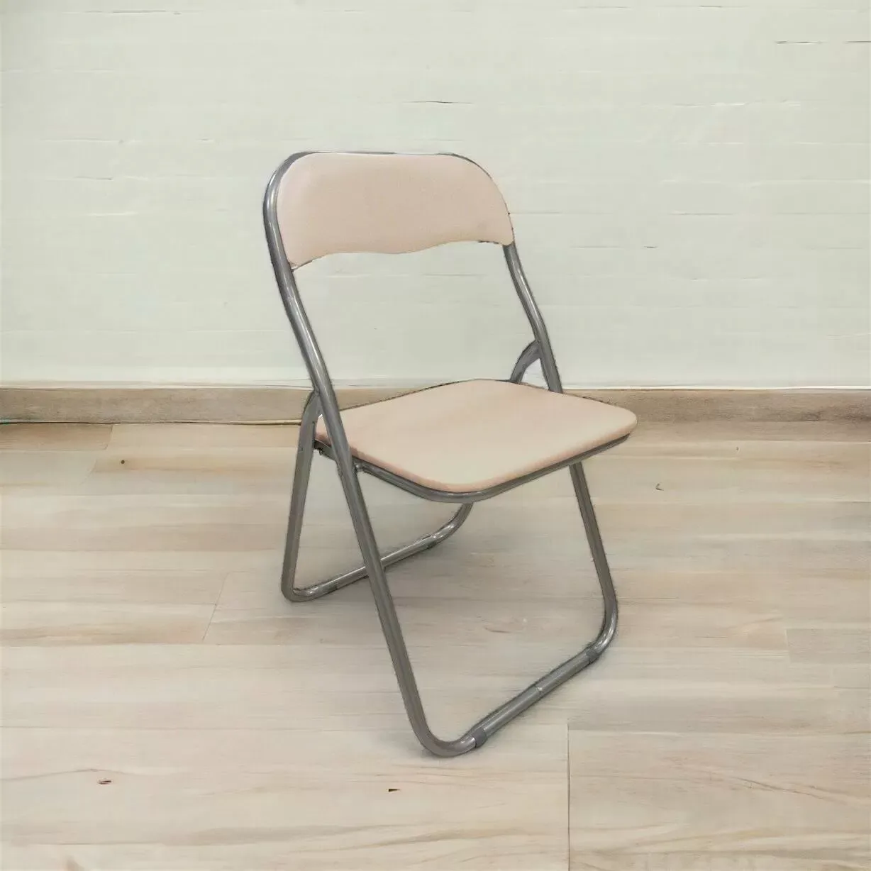 Illustration numéro 2 du produit Chaise pliante en fer beige 43x47 cm