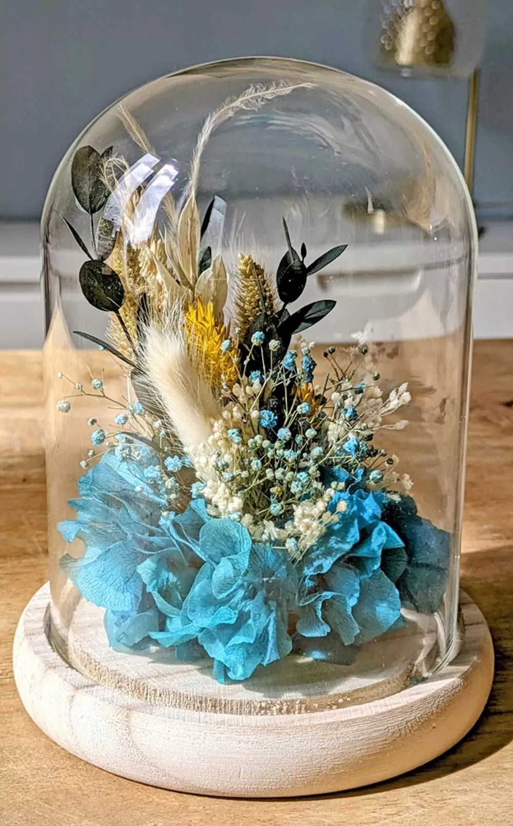 Illustration numéro 2 du produit Cloche de fleurs séchées bleu Charlotte