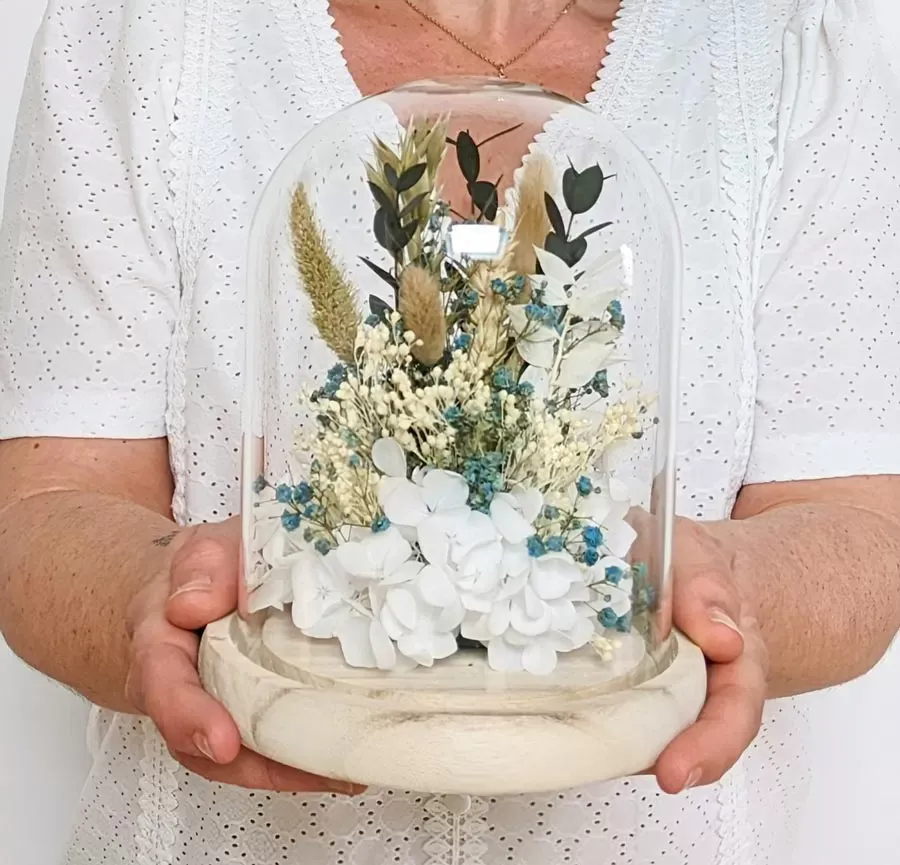 Illustration numéro 2 du produit Cloche de fleurs séchées blanche Clémence