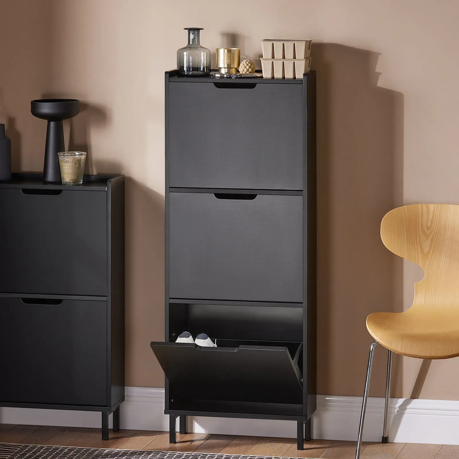 Illustration numéro 2 du produit Armoire à chaussures 3 abattants effet bois noir