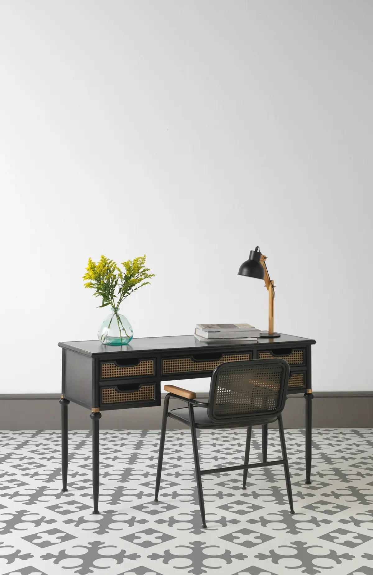 Illustration numéro 2 du produit Fauteuil à dossier bronze avec structure en métal noir