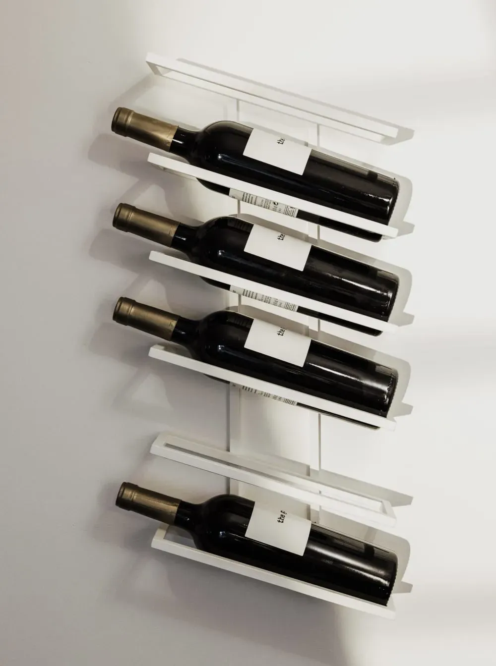 Illustration numéro 2 du produit Etagère à vin murale en acier blanc,  62x27x10 cm