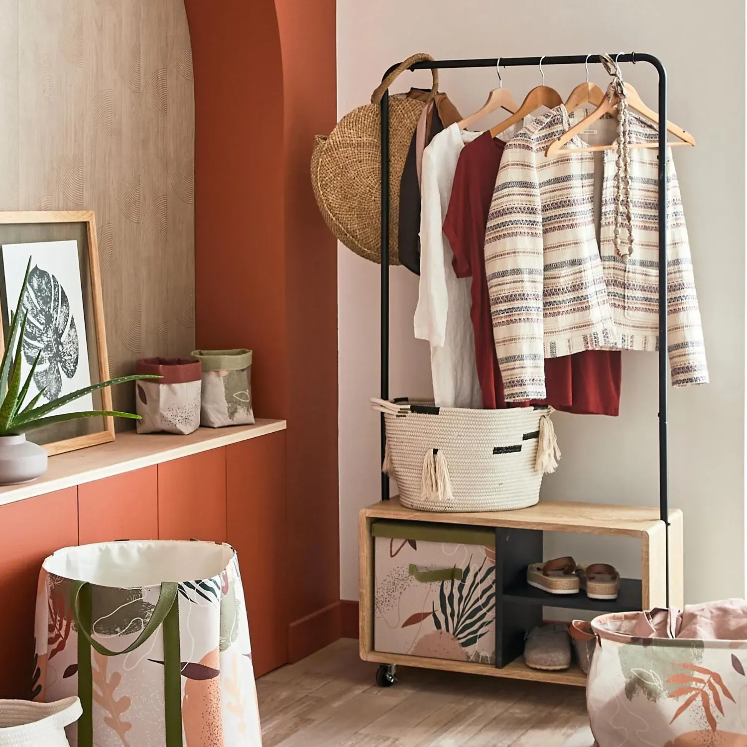 Illustration numéro 2 du produit Portant à vêtements en métal et bois avec roulettes 72 x 31 x 153 cm