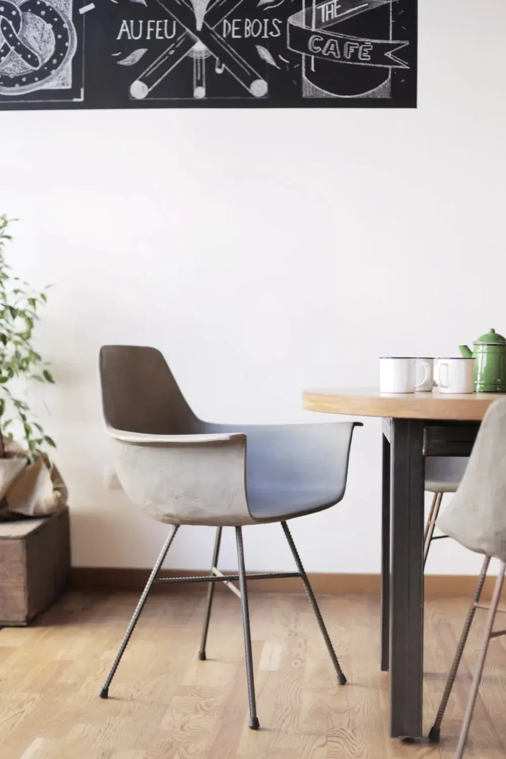 Illustration numéro 2 du produit Fauteuil haut design industriel en béton gris et acier noir - 85x64cm