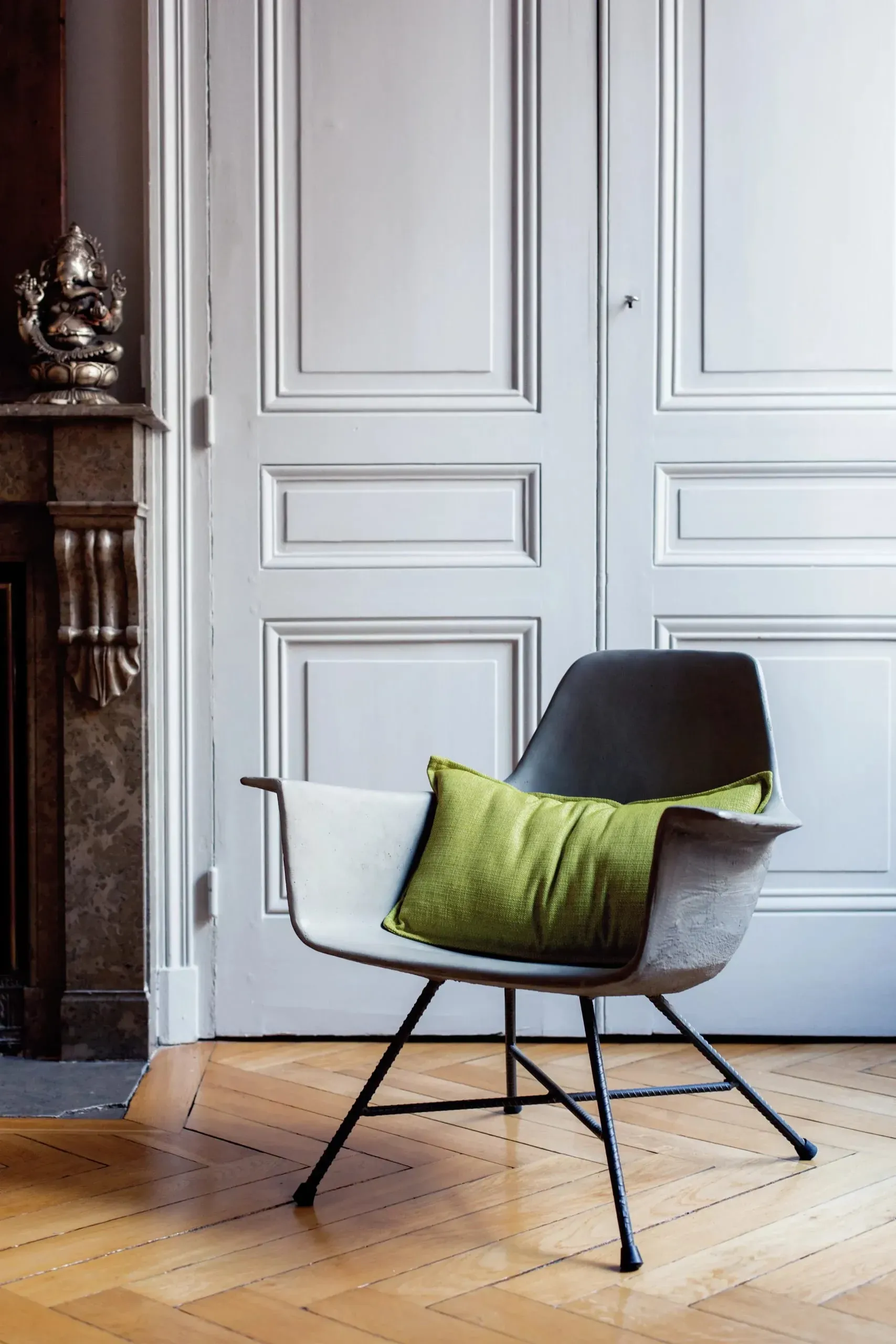 Illustration numéro 2 du produit Fauteuil bas design industriel en béton gris et acier noir - 65x64cm