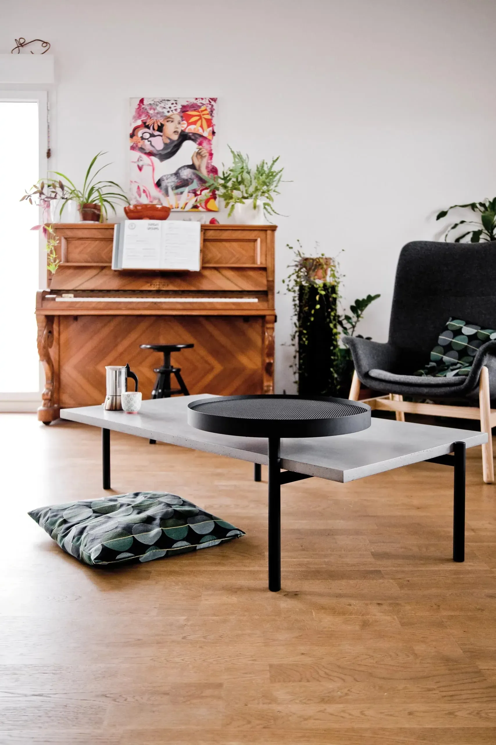 Illustration numéro 2 du produit Table basse pivotante en béton gris et acier noir - 136x80cm