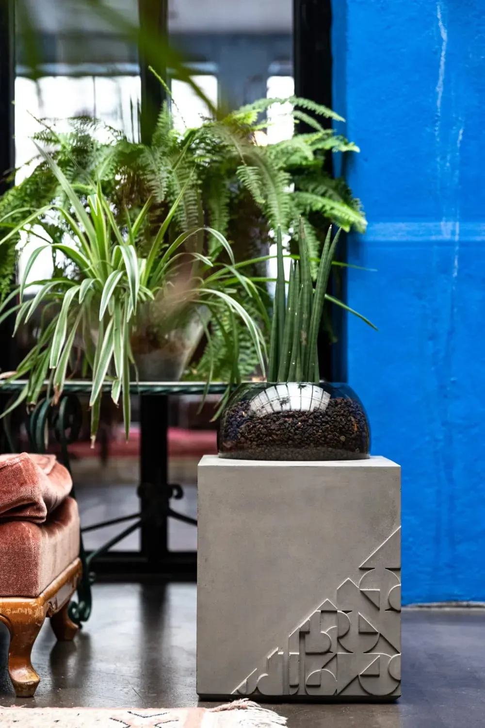 Illustration numéro 2 du produit Table d'appoint design en béton gris et verre soufflé - 30x48cm