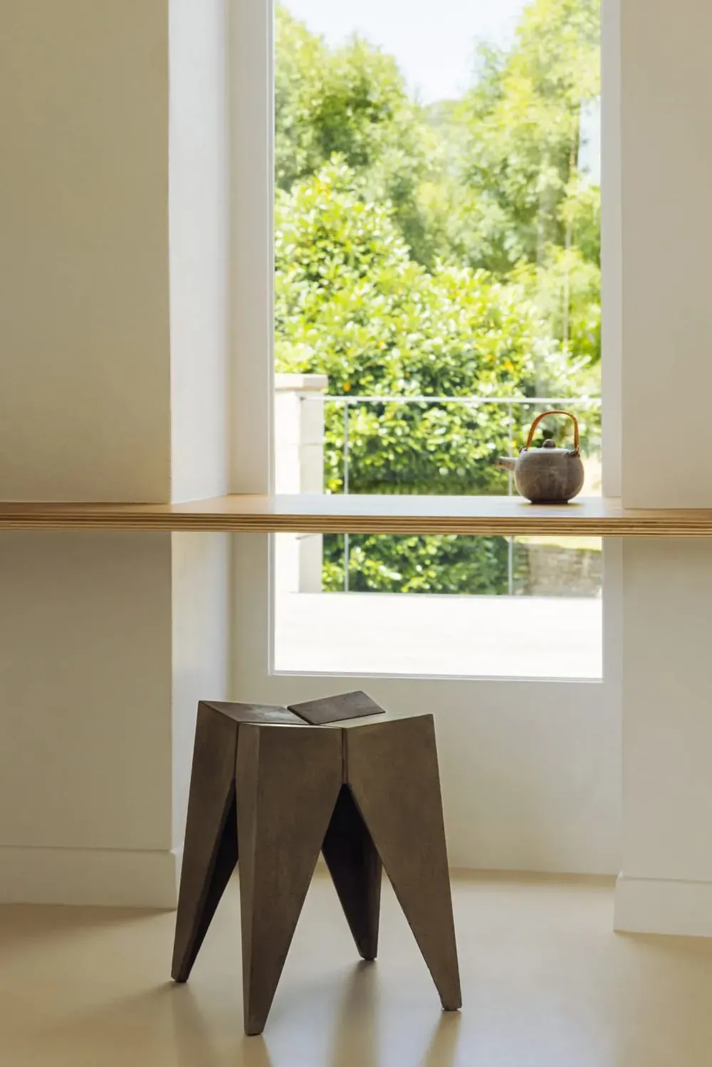 Illustration numéro 2 du produit Tabouret design brutaliste en béton gris - 45x35cm