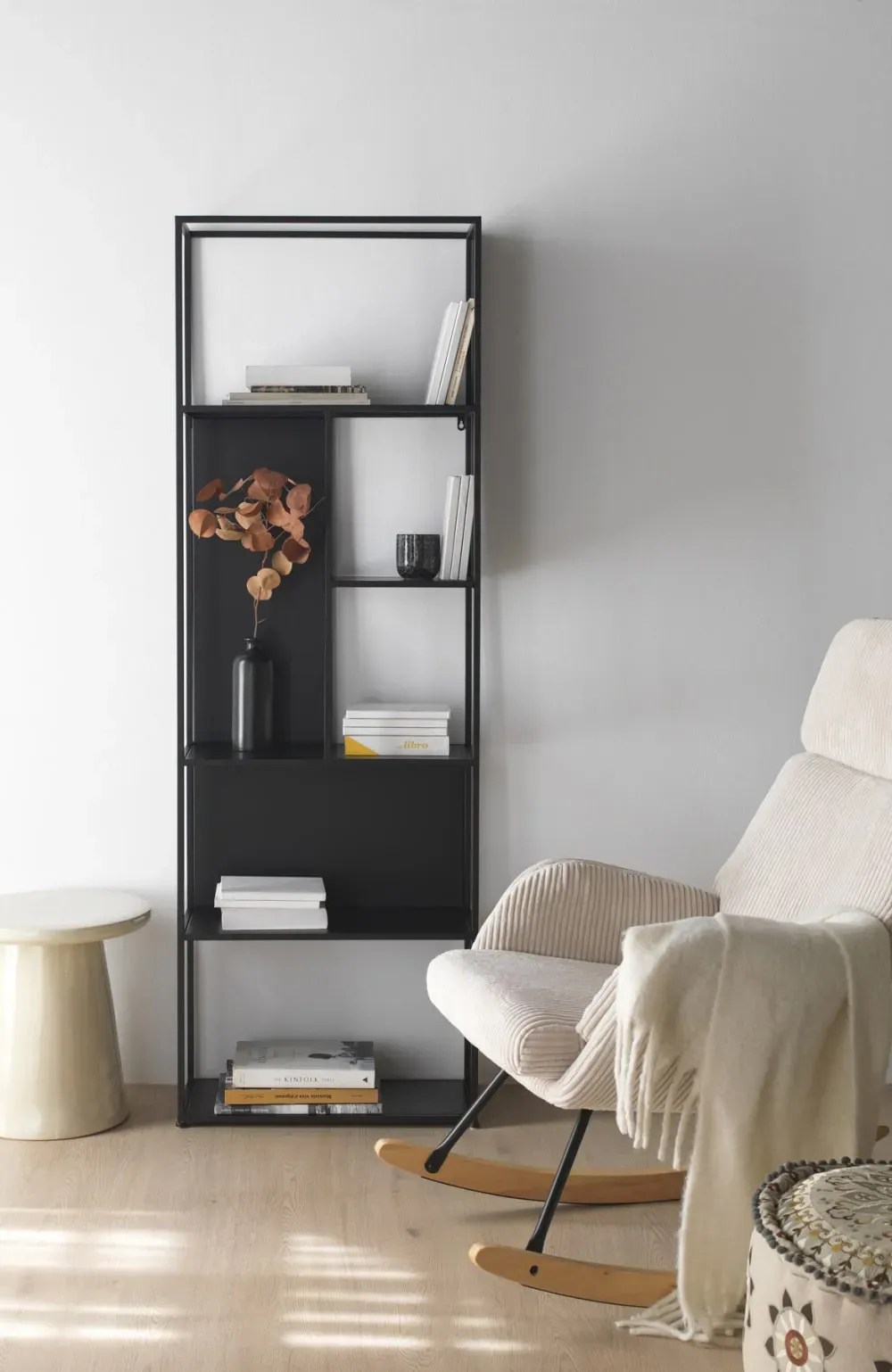 Illustration numéro 2 du produit Etagère en métal noir