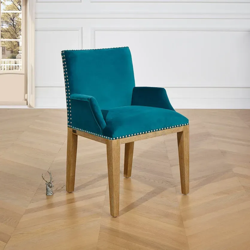 Illustration numéro 2 du produit Fauteuil de table en hévéa et velours bleu canard