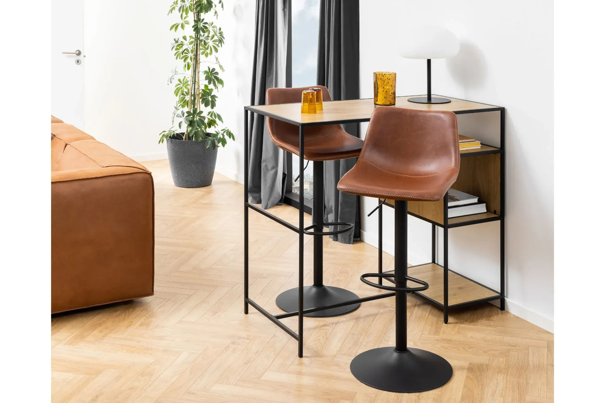 Illustration numéro 2 du produit Lot de 2 tabourets de bar simili piétement tulipe métal noir cognac