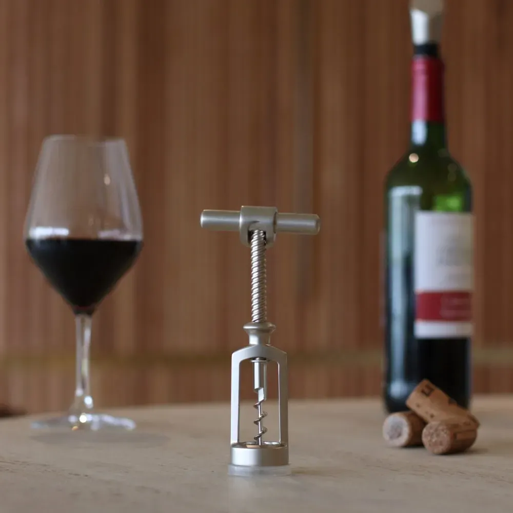 Illustration numéro 2 du produit Tire bouchon à main en métal