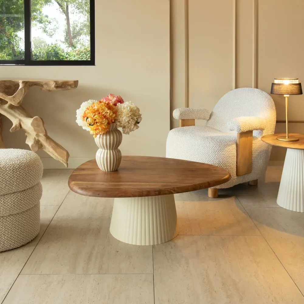 Illustration numéro 2 du produit Table basse en bois d'acacia et pied en métal écru