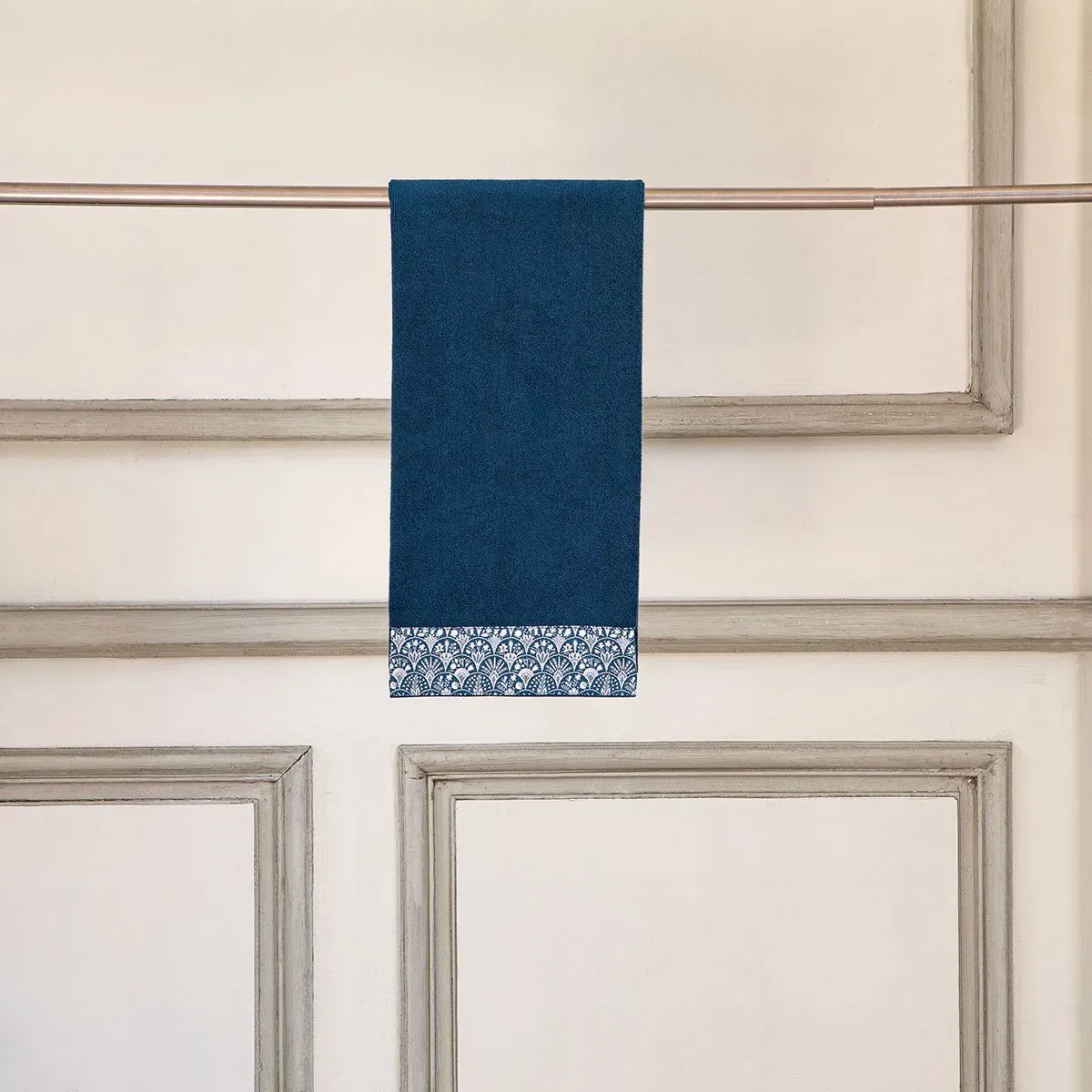 Illustration numéro 2 du produit Serviette coton bleu foncé 50x100 cm